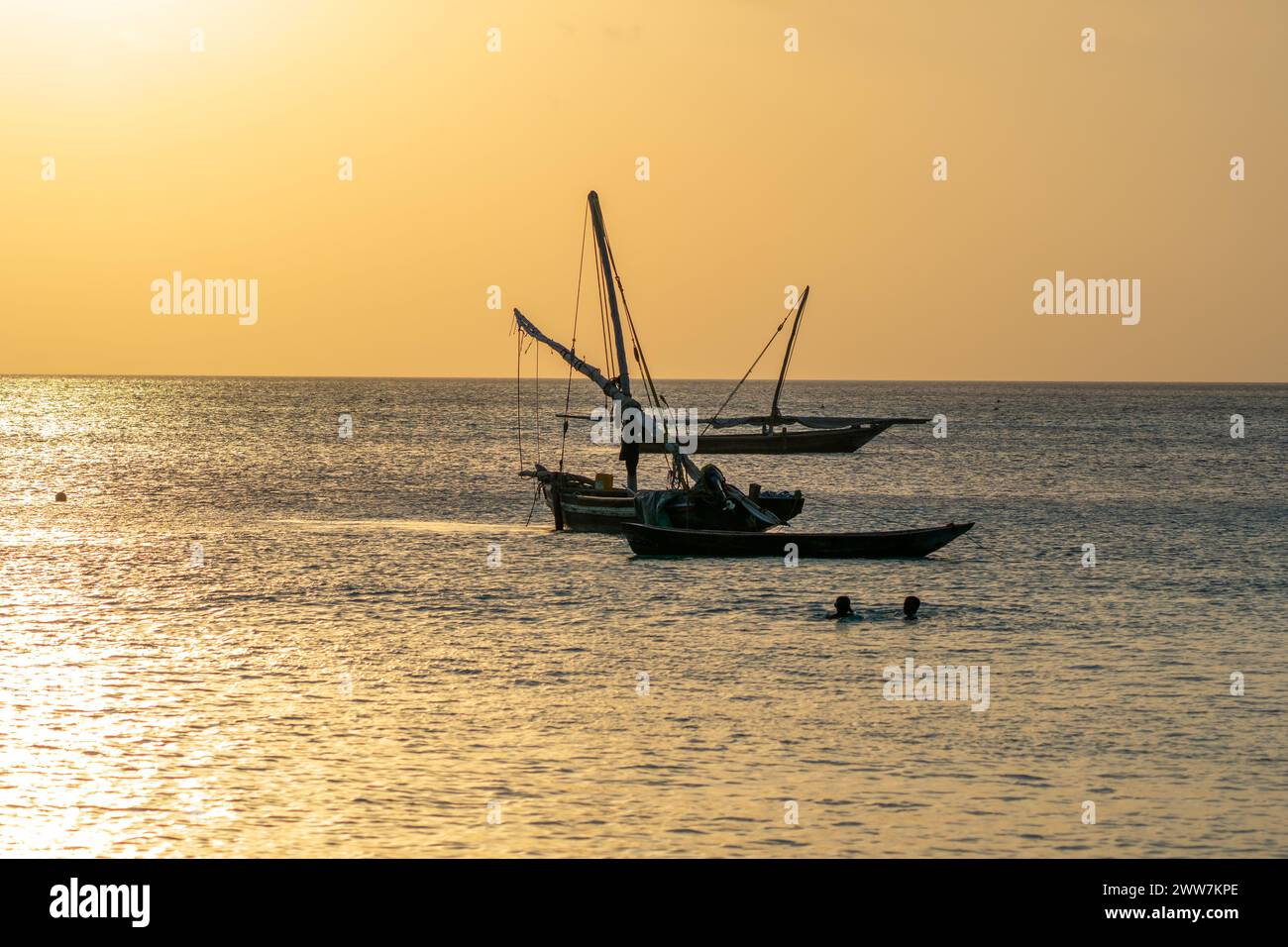 Fischerboote bei Sonnenuntergang fotografiert in Sansibar Stockfoto