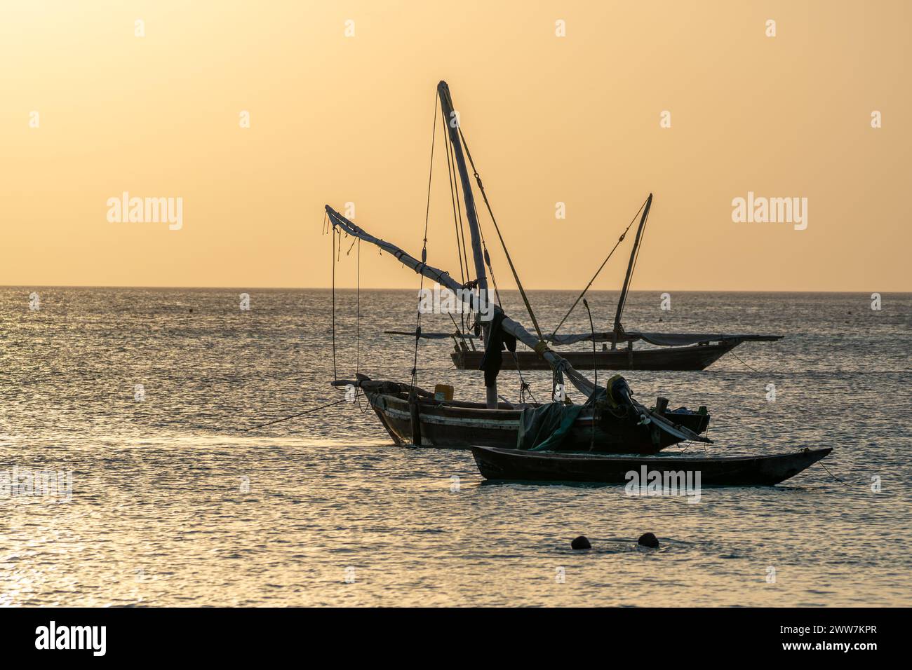 Fischerboote bei Sonnenuntergang fotografiert in Sansibar Stockfoto