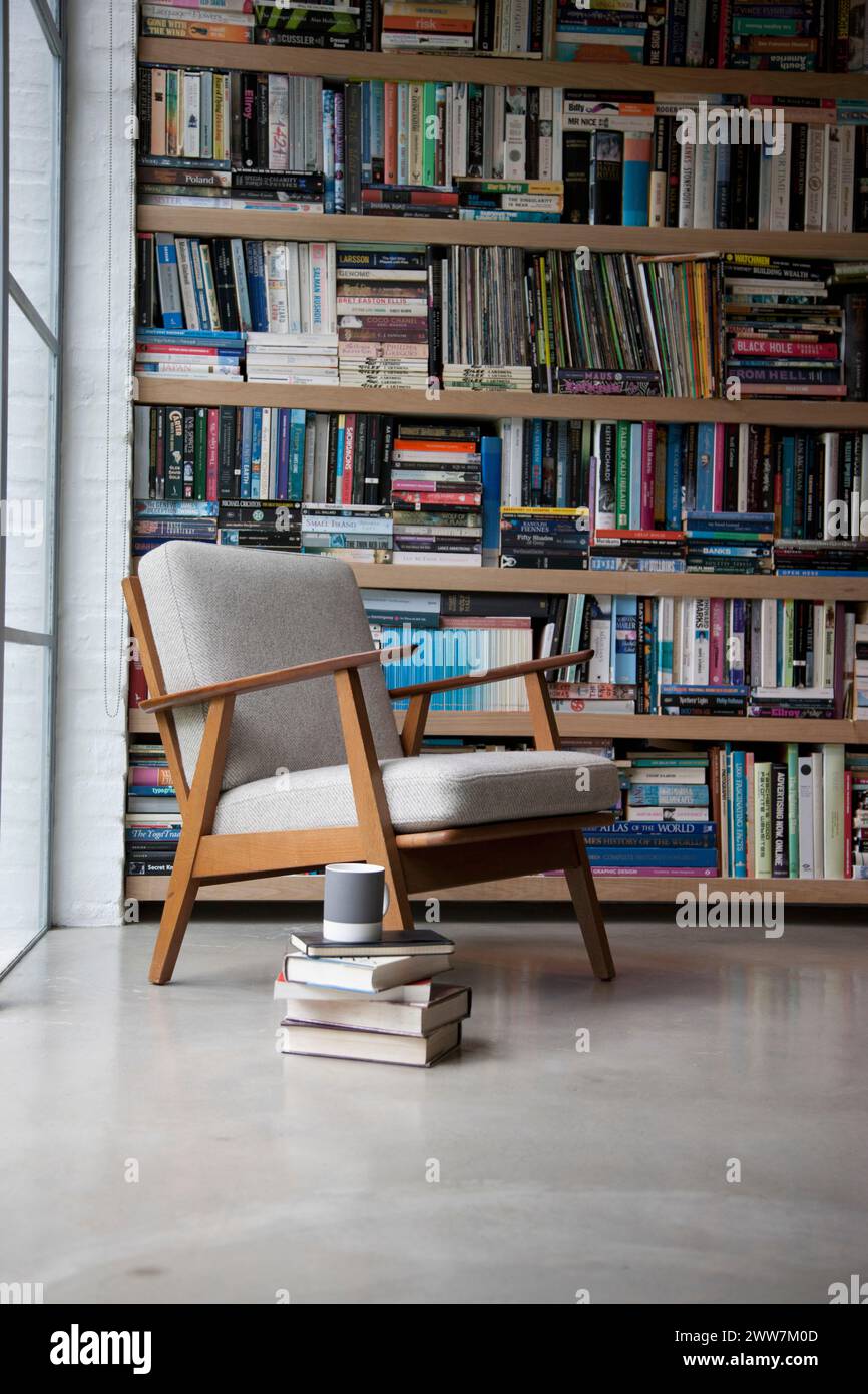 Bücherregal und Sessel Stockfoto