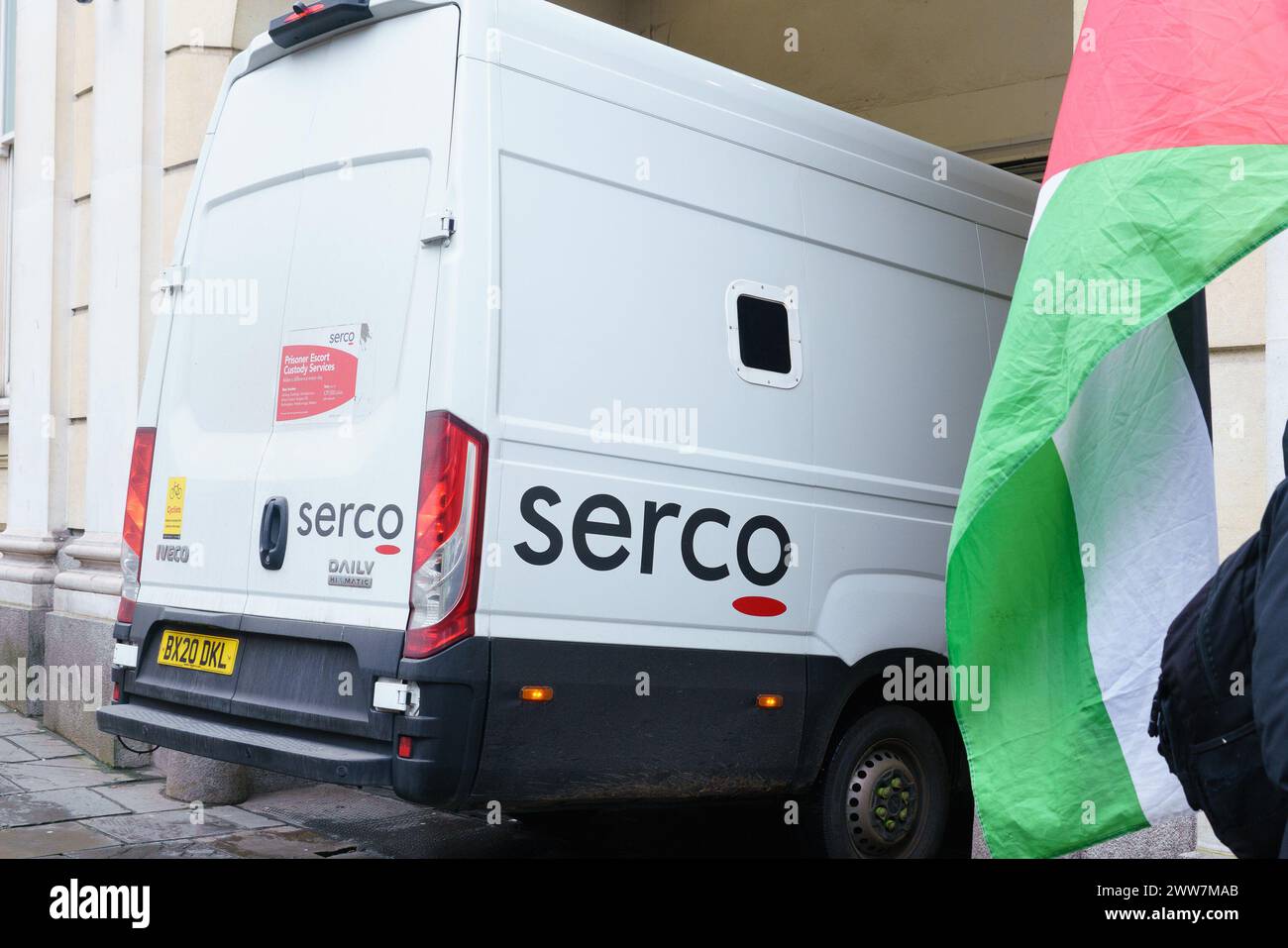 Bristol, Großbritannien, 22. März. Eine Gruppe von Demonstranten, die heute als „Elbit 7“ bekannt sind, wurde (im Februar) eines Einbruchs und eines Strafschadens für schuldig befunden, nachdem sie in die Zentrale eines internationalen Verteidigungstechnologieunternehmens (Elbit Systems UK Ltd) eingebrochen und Tausende Pfund Schaden angerichtet hatten. Heute erhielten sie Bewährungsstrafen, eine Geldstrafe und unbezahlte Arbeit nach einer Urteilsverhandlung vor Bristol Crown Court. IM BILD: Serco Prison van BridgetCatterall/AlamyLiveNews Stockfoto