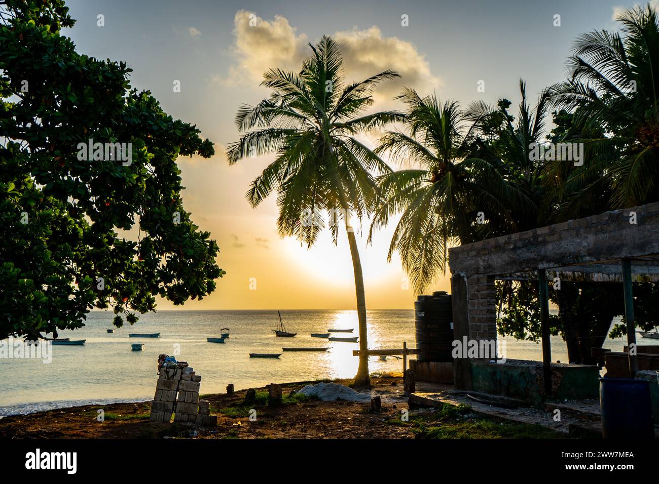 Fischerboote bei Sonnenuntergang fotografiert in Sansibar Stockfoto