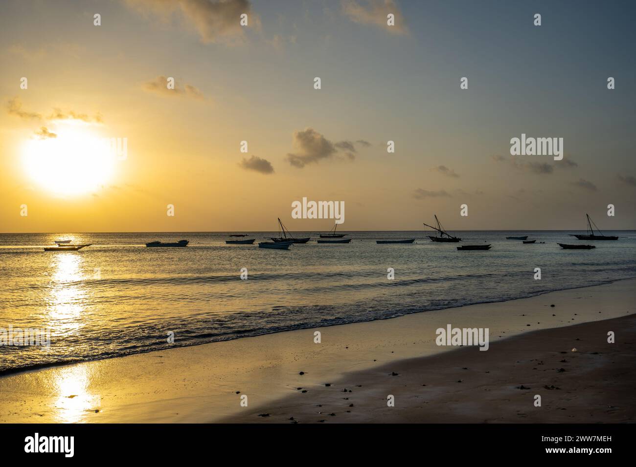 Fischerboote bei Sonnenuntergang fotografiert in Sansibar Stockfoto