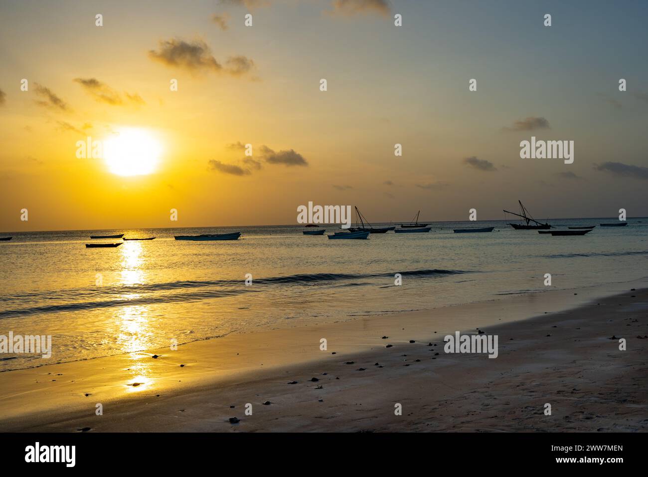 Fischerboote bei Sonnenuntergang fotografiert in Sansibar Stockfoto