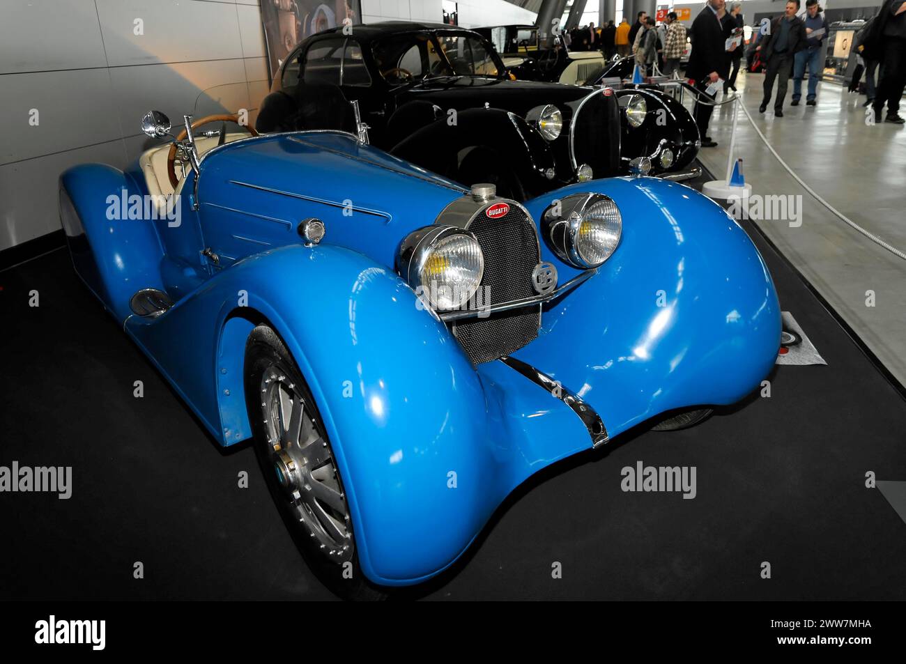 Bugatti 35 B Sport 1927, Ein klassischer blauer Oldtimersportwagen in Cabriolet-Ausführung mit elegantem Design, Stuttgart Messe Stockfoto