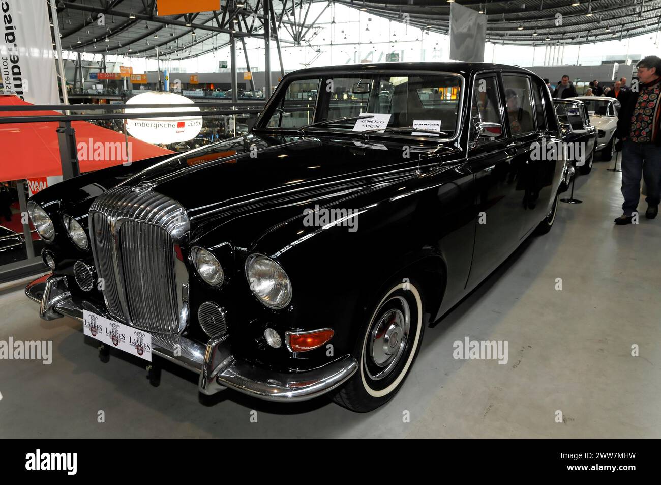 RETRO CLASSICS 2010, Stuttgart Messe, Schwarz elegante Limousine mit Chromdetails, seitlich in einer Halle präsentiert, Stuttgart Messe, Stuttgart Stockfoto
