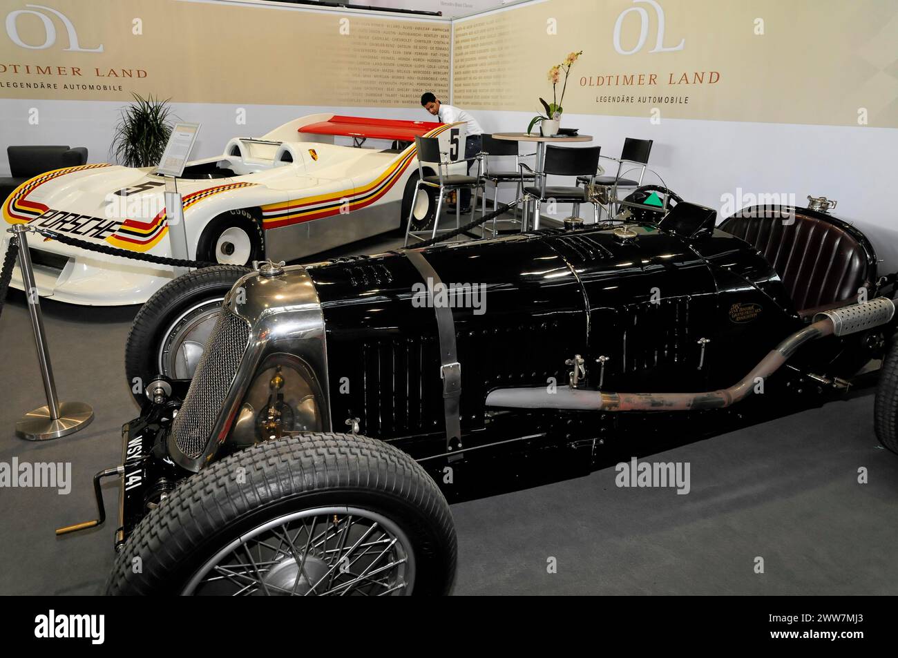 RETRO CLASSICS 2010, Stuttgart Messe, historischer schwarz-weißer Rennwagen mit offenem Cockpit auf einer Ausstellung, Stuttgart Messe Stockfoto