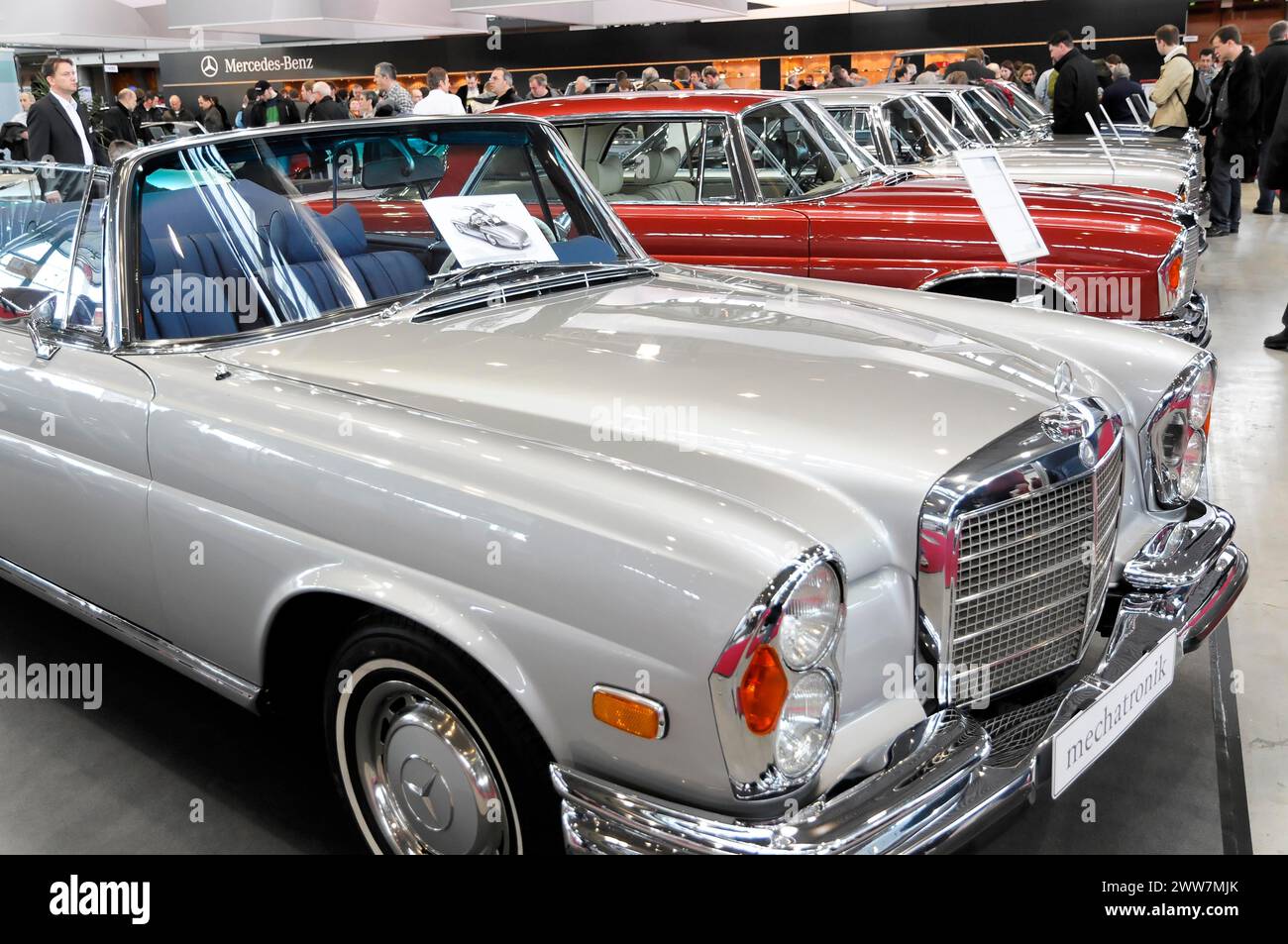 RETRO CLASSICS 2010, Stuttgart Messe, Vorderansicht eines silberfarbenen Mercedes-Benz Cabriolets auf einer Automobilausstellung, Stuttgart Messe Stockfoto