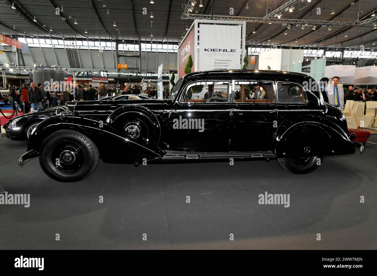 RETRO CLASSICS 2010, Stuttgart Messe, Seitenansicht einer eleganten schwarzen Oldtimer-Limousine mit Chromakzenten, Schwarz, glänzende Oldtimer-Limousine von Stockfoto