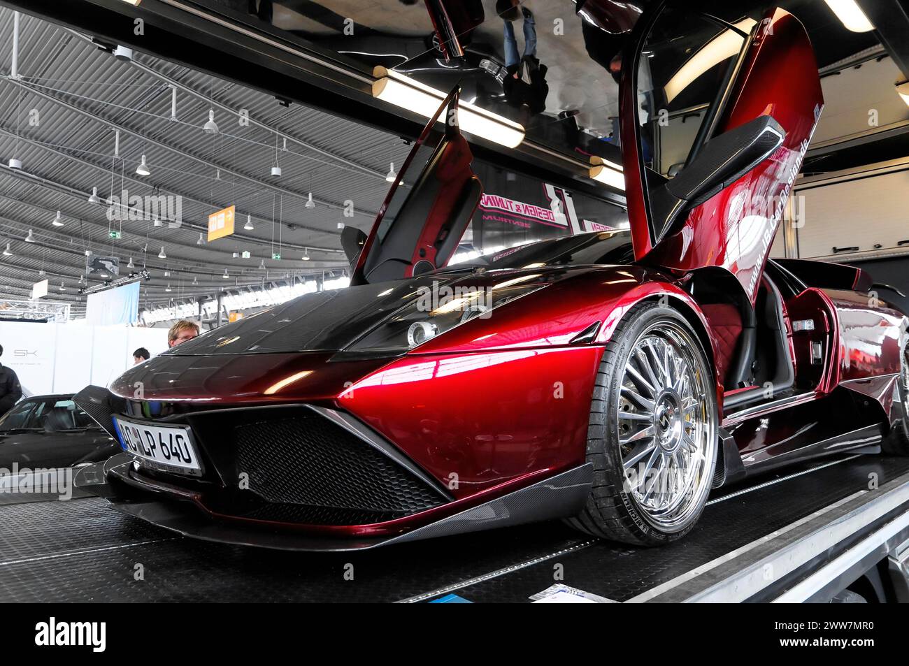 RETRO CLASSICS 2010, Stuttgart Messe, Ein roter Luxus-Sportwagen mit offenen Flügeltüren auf einer Automobilausstellung, Stuttgart Messe Stockfoto