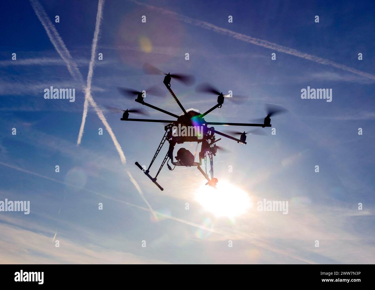 Eine Octocopter-Drohne, die mit einer Videokamera filmt, 10.12.2015 Stockfoto