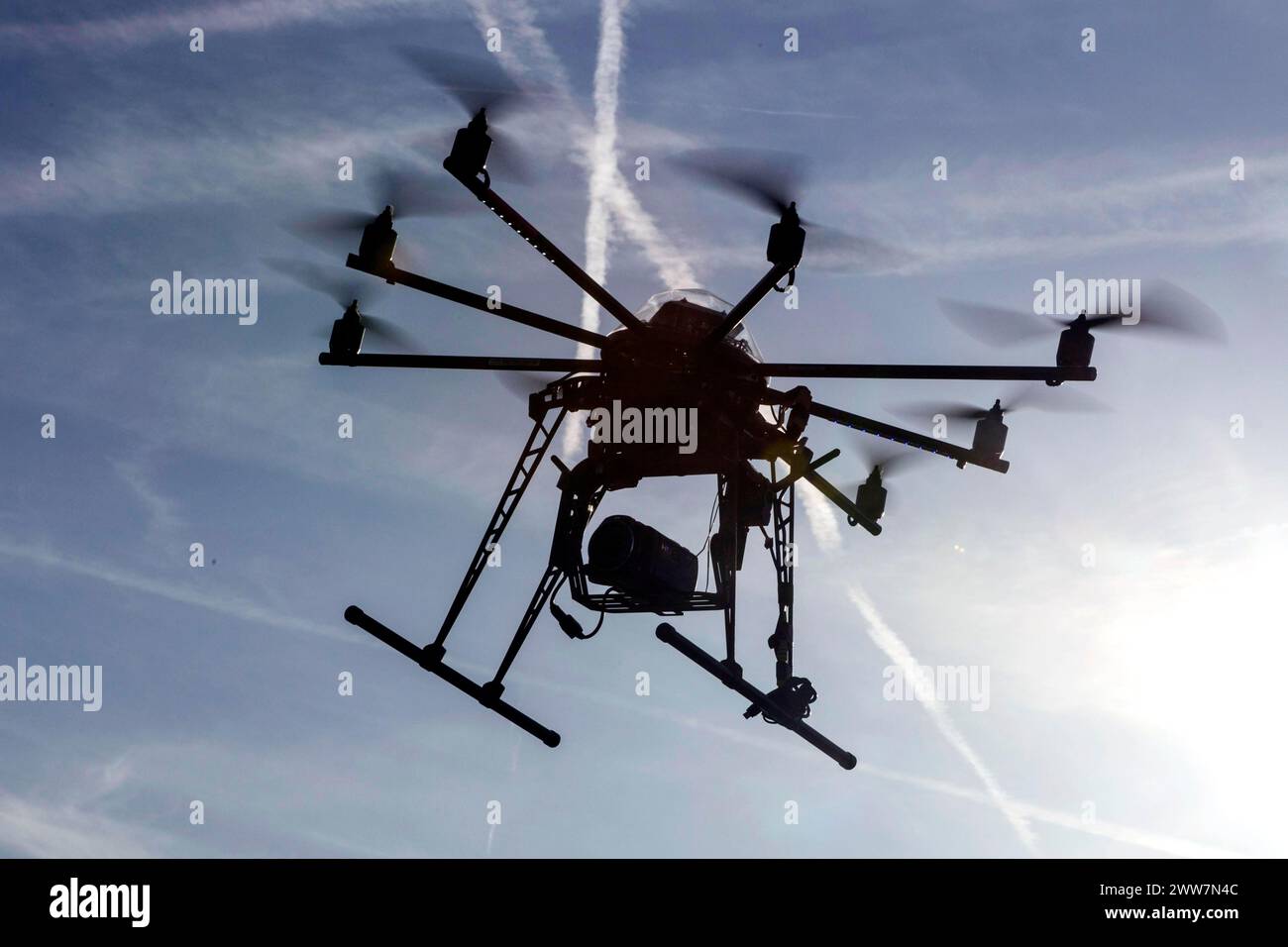 Eine Octocopter-Drohne, die mit einer Videokamera filmt, 10.12.2015 Stockfoto