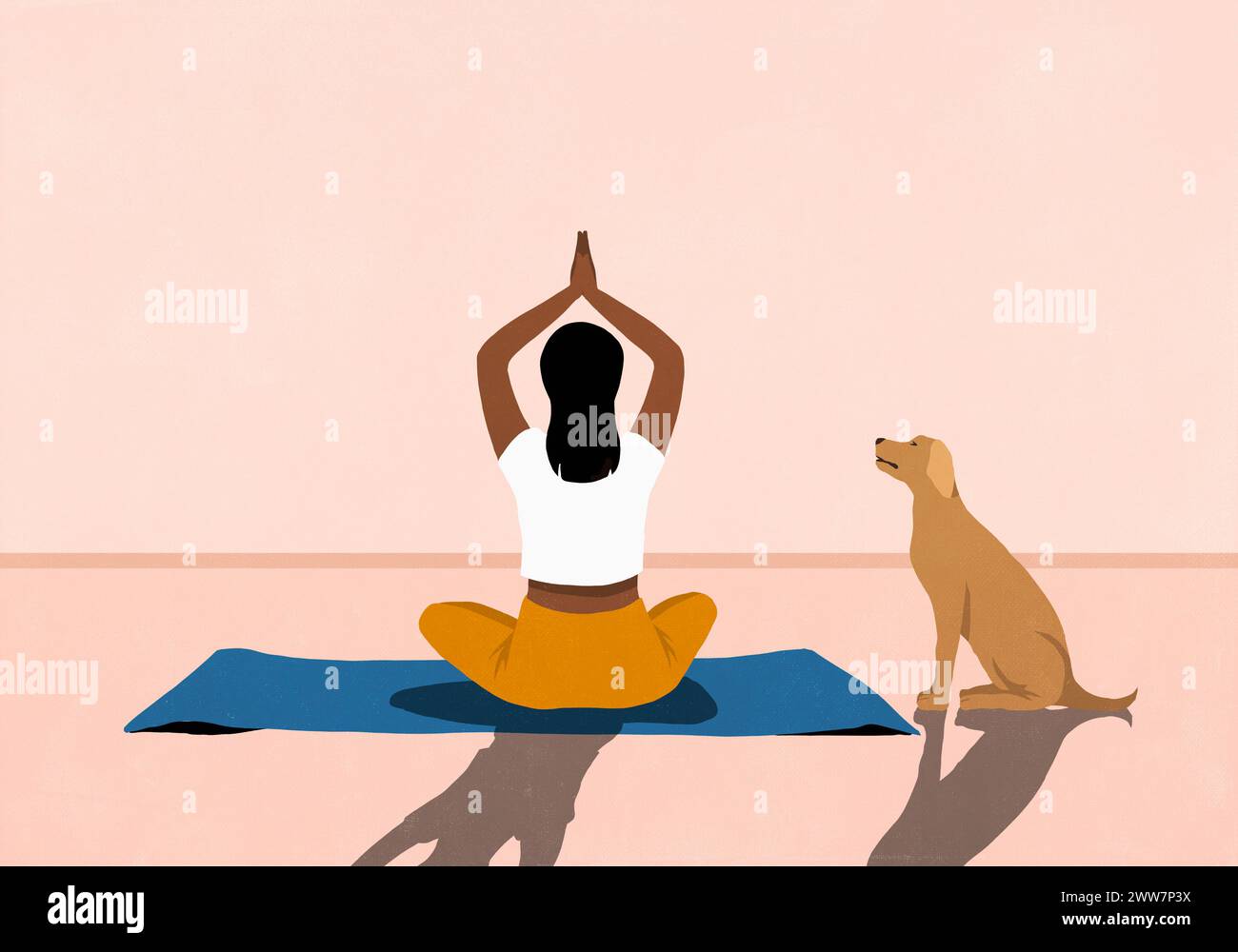 Hund beobachtet Frau, die Yoga-Meditation auf Yogamatte praktiziert Stockfoto