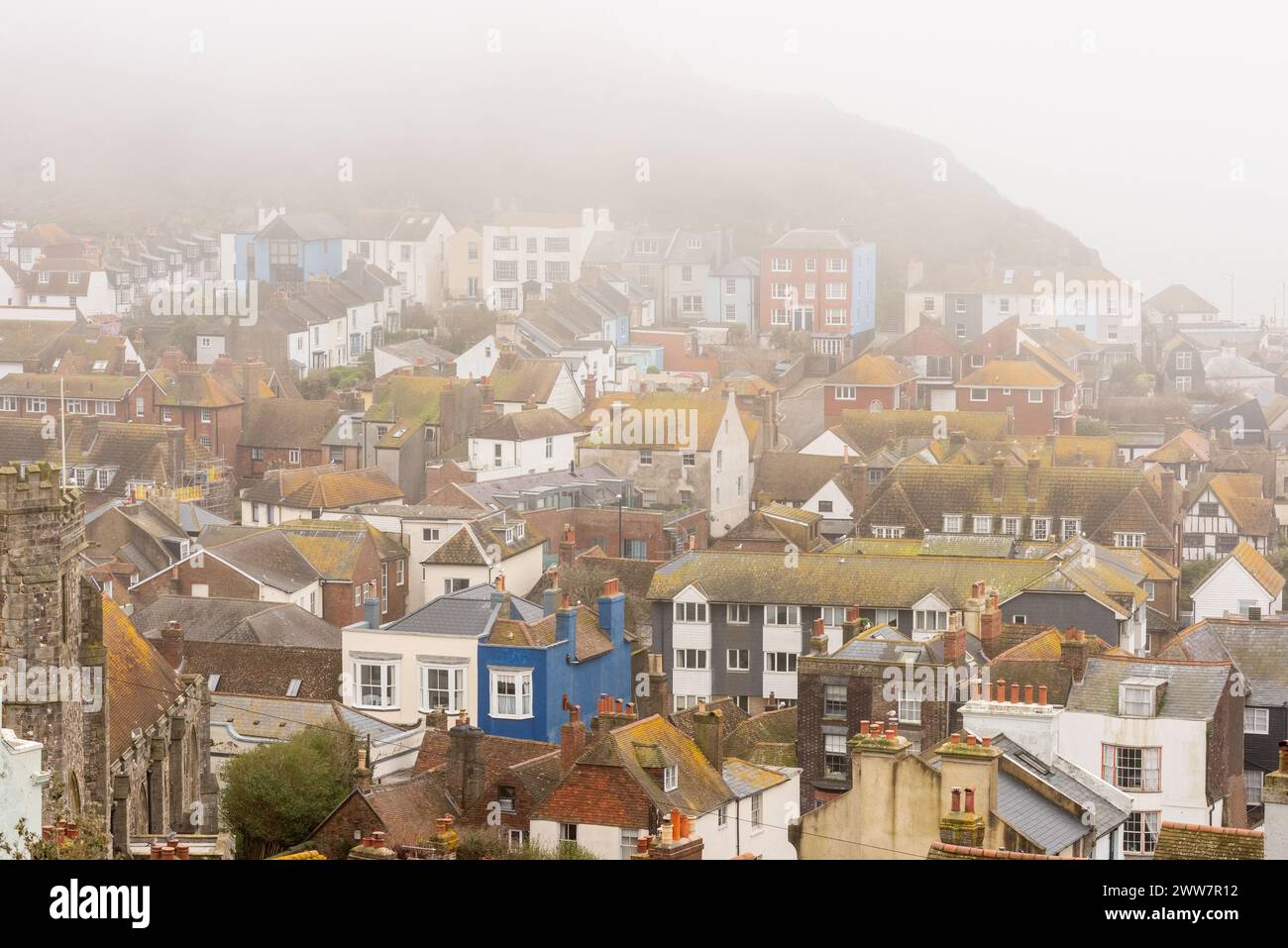 Hastings, 21. März 2024: Die Altstadt im Nebel von West Hill Stockfoto