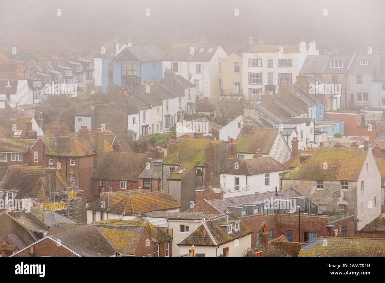 Hastings, 21. März 2024: Die Altstadt im Nebel von West Hill Stockfoto