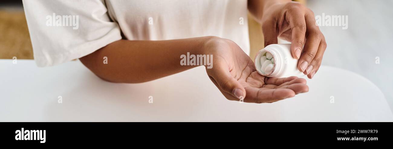 afroamerikanischer Ernährungsberater, der Pillen aus der Medikamentenflasche in die Handfläche gießt, Banner Stockfoto