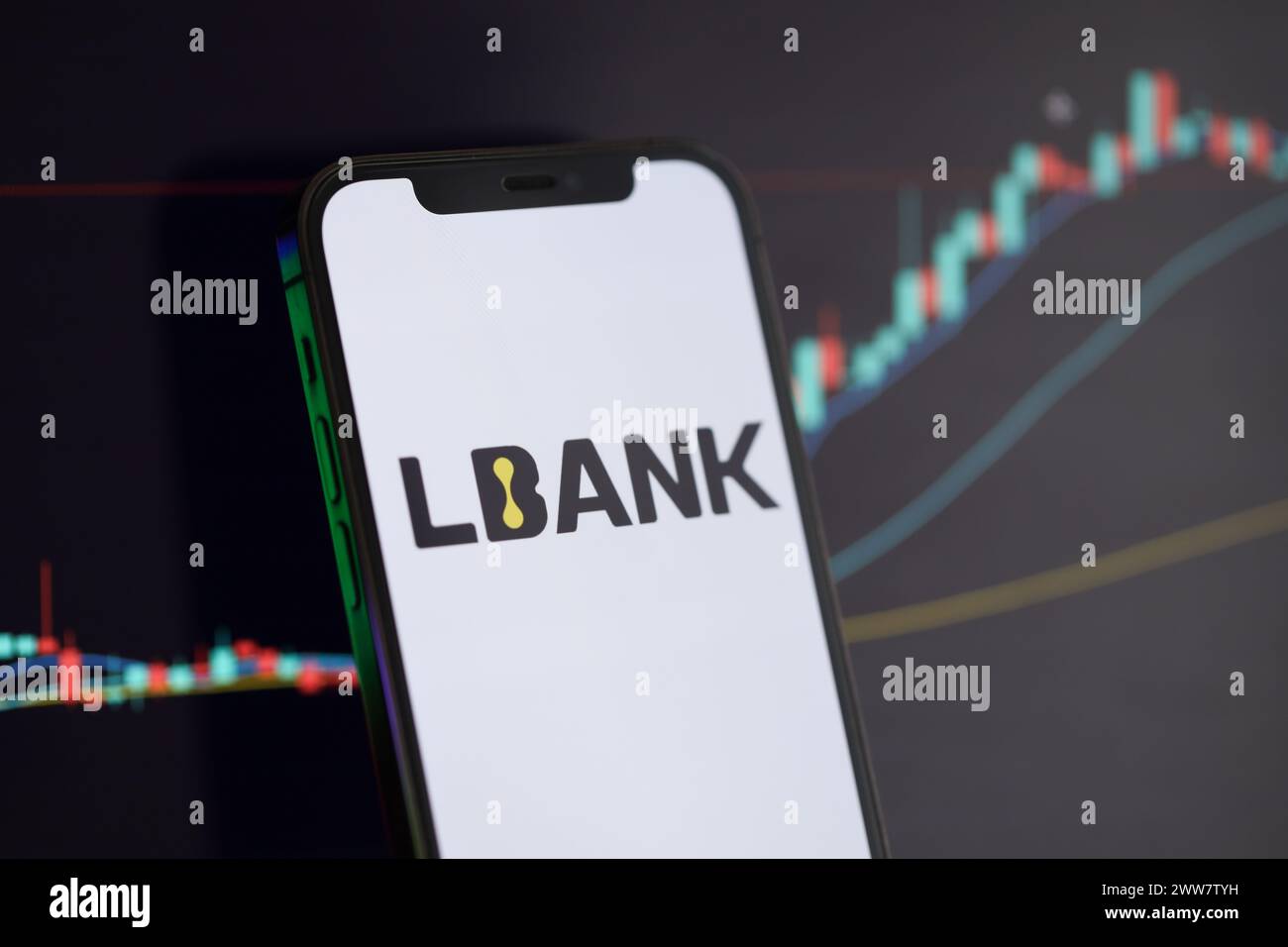 KIEW, UKRAINE - 15. MÄRZ 2024 Lbank-Logo auf iPhone-Display und Kryptowährungswertdiagramme. Portal für den Austausch von Kryptowährungen Stockfoto