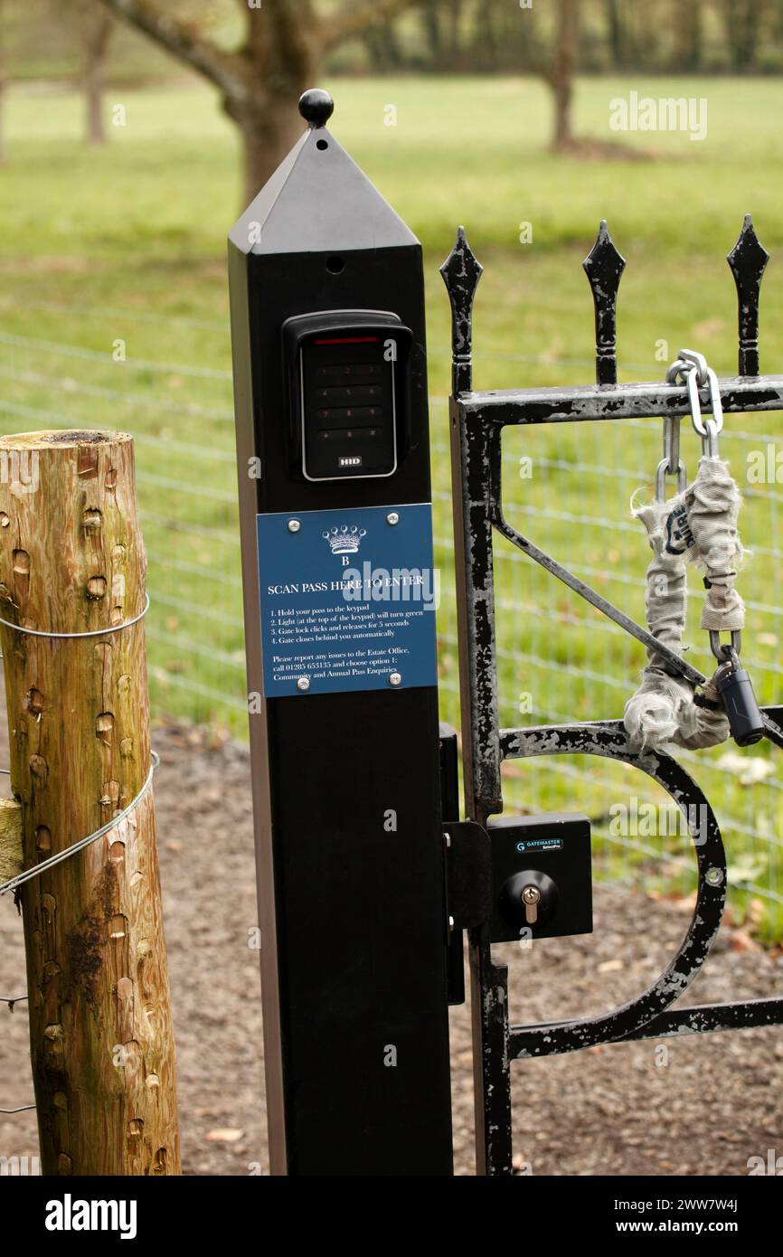 Familienbesitz Bathurst. Neue Eingangstastatur für den Beginn des Ladevorgangs. Cirencester Eintritt Jahreskarte oder Ticket Scanner . Proteste Stockfoto