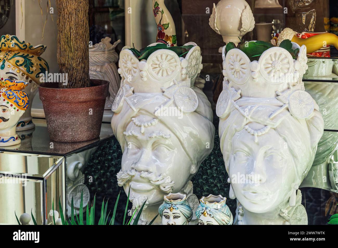 Dekorative Vasen aus sizilianischer Keramik mit maurischen Köpfen, die die Gesichter eines Mannes und einer Frau in einem Schaufenster in Agrigento, Italien, darstellen. Stockfoto