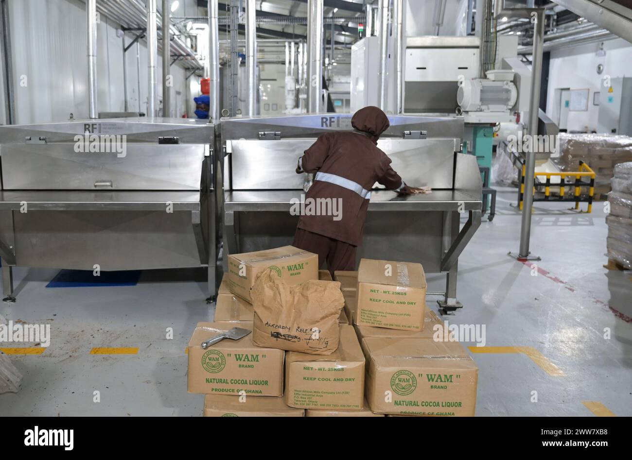 GHANA, Dorf Amanese, Kakaoverarbeitung, Schokoladenfabrik fairafric / GHANA, Wertschöpfungskette, Kakao Verarbeitung, Schokoladen Herstellung in Schokoladenfabrik fairafric Stockfoto