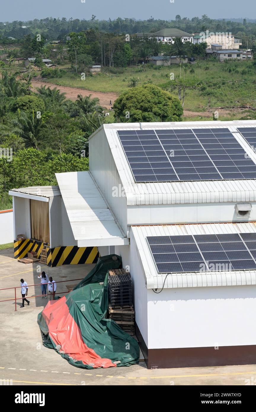 GHANA, Dorf Amanese, Kakaoverarbeitung, Schokoladenfabrik fairafric mit Solarpaneelen auf dem Dach der Produktionshalle zur Stromerzeugung Stockfoto