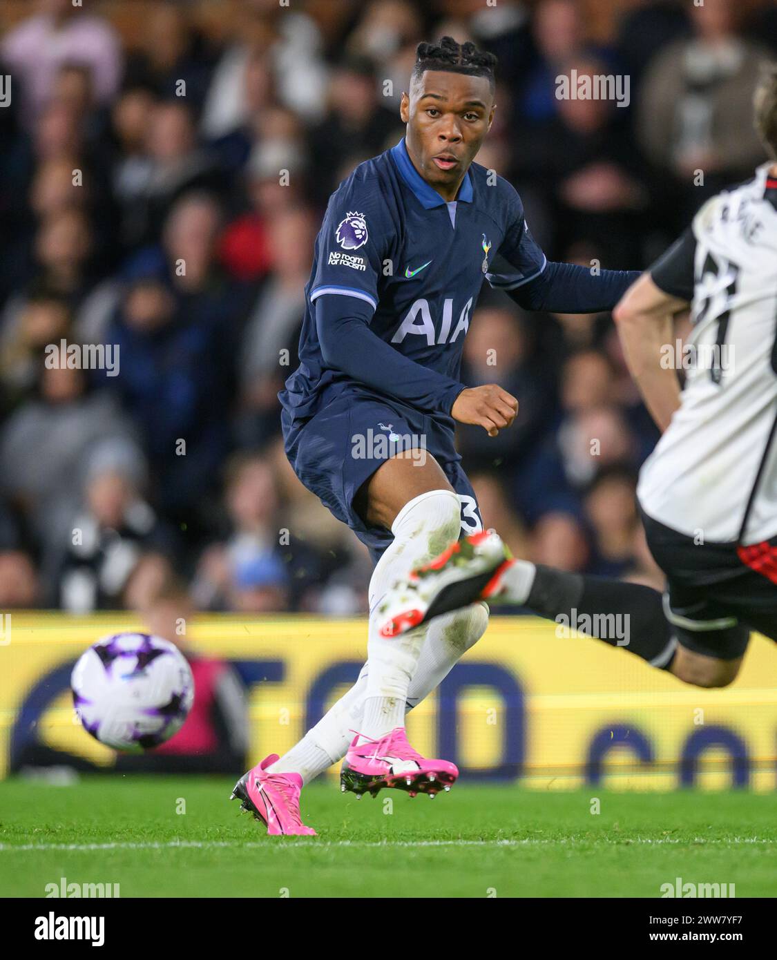 London, Großbritannien. März 2024 - Fulham gegen Tottenham Hotspur - Premier League - Craven Cottage. Tottenham Hotspurs Destiny Udogie im Kampf gegen Fulham. Bildnachweis: Mark Pain / Alamy Live News Stockfoto