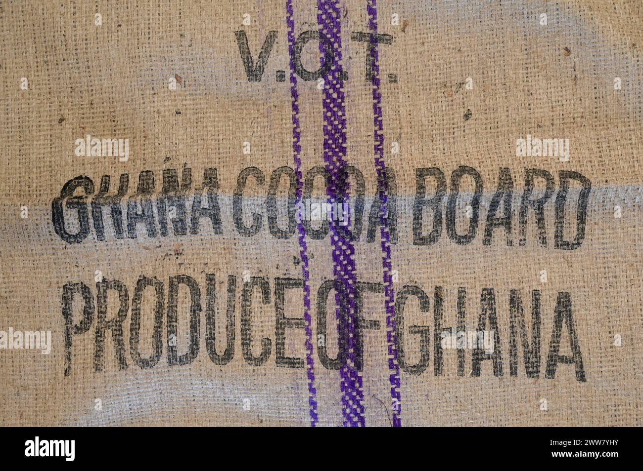 GHANA, Suhum, Jute Säcke für Kakao Board für Kakaobohnen, die staatliche Behörde Cocoa Board of Ghana regelt das Kakaogeschäft / GHANA, Suhum, Jute Säcke für Kakao mit Aufschrift Cocoa Board, eine staatliche Behörde zur Regulierung des Kakao Geschäfts Stockfoto