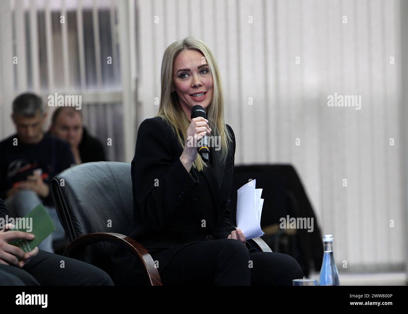DNIPRO, UKRAINE – 21. MÄRZ 2024 - die stellvertretende Leiterin der regionalen Militärverwaltung Dnipro, Iryna Hrytsai, spricht während der Präsentation des neuen Sozial- und Bildungsprojekts Titans.UA, das nicht nur verschiedene Arten der Rehabilitation umfasst, sondern auch Initiativen zur Förderung der Integration von Veteranen in alle Lebensbereiche der Region AS sowie Bildungsprogramme, die darauf abzielen, respektvolle Haltung gegenüber Helden, Dnipro, Ostukraine, zu fördern. Stockfoto