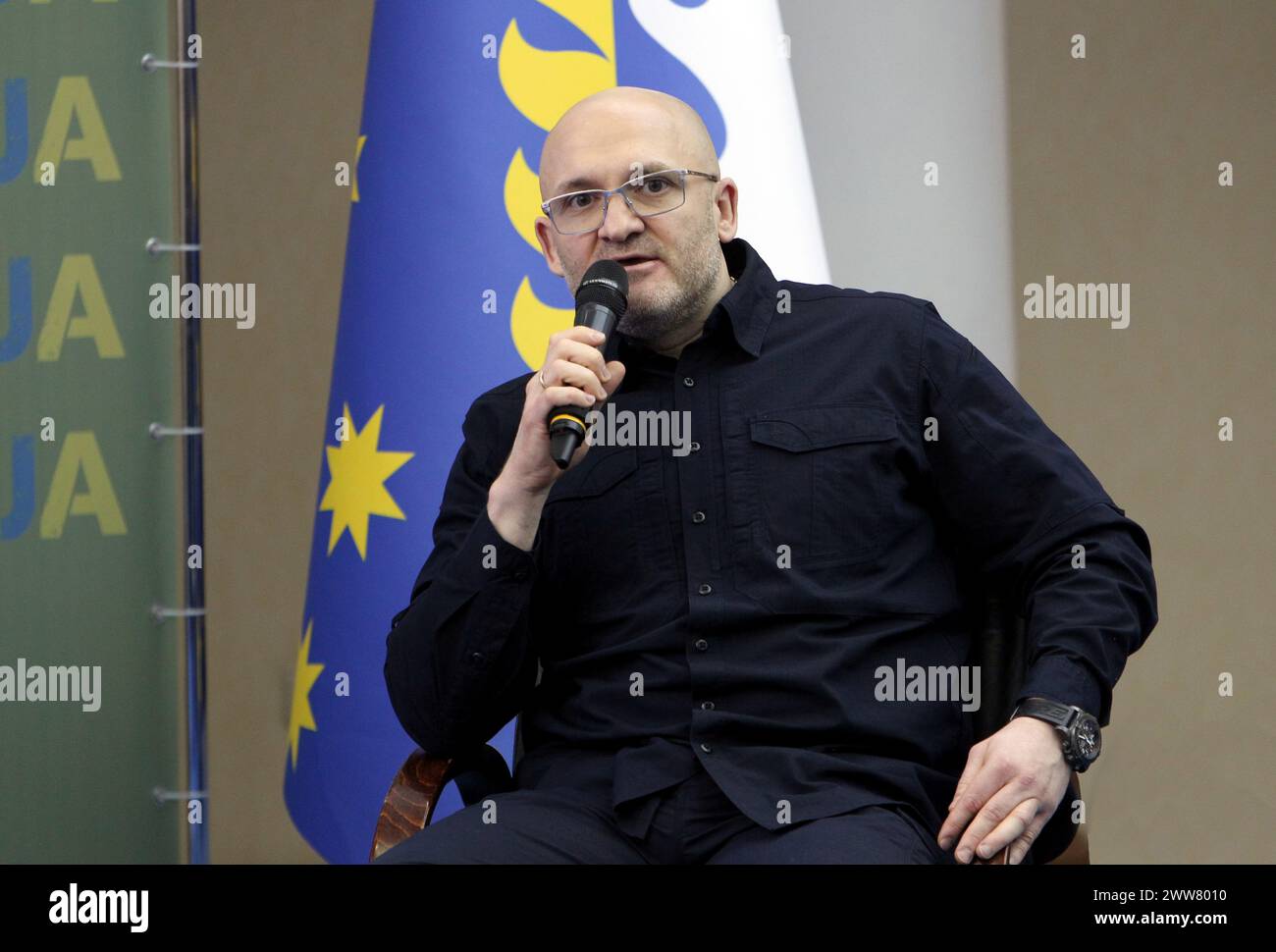 DNIPRO, UKRAINE – 21. MÄRZ 2024: erster stellvertretender Leiter der regionalen Militärverwaltung Dnipro, Wolodymyr Orlov, spricht während der Präsentation des neuen Sozial- und Bildungsprojekts Titans.UA, das nicht nur verschiedene Arten der Rehabilitation umfasst, sondern auch Initiativen zur Förderung der Integration von Veteranen in alle Lebensbereiche der Region sowie Bildungsprogramme, die darauf abzielen, eine respektvolle Haltung gegenüber Helden, Dnipro, Ostukraine, zu fördern. Stockfoto