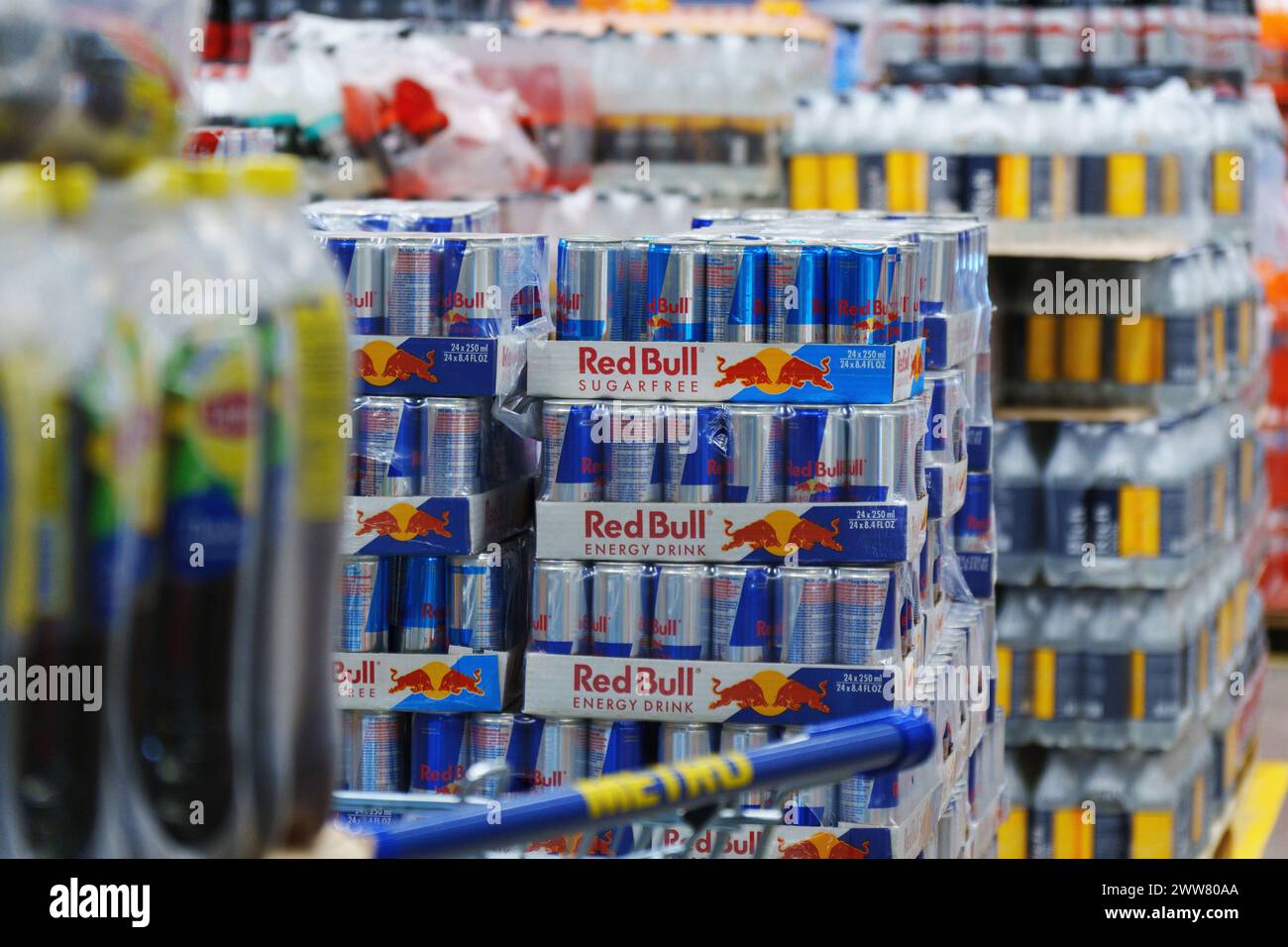 Tyumen, Russland-02. März 2024: Die Ausstellung in einem Geschäft ist überfüllt mit Dosen mit Red Bull Energy Drink, ordentlich gestapelt und organisiert, um Kunden anzulocken Stockfoto