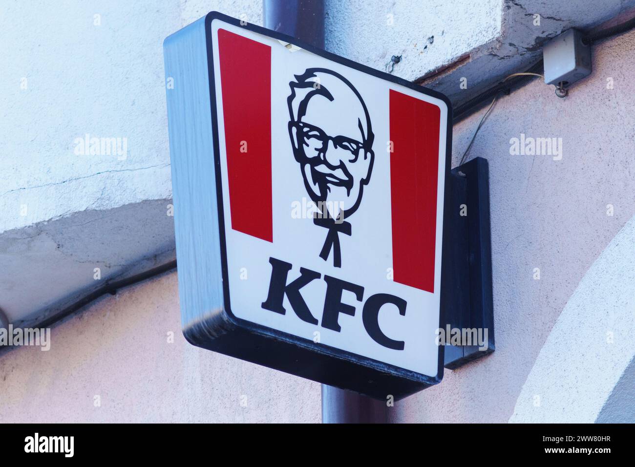 Tyumen, Russland, 2. März 2024: KFC-Schild an der Außenwand Stockfoto