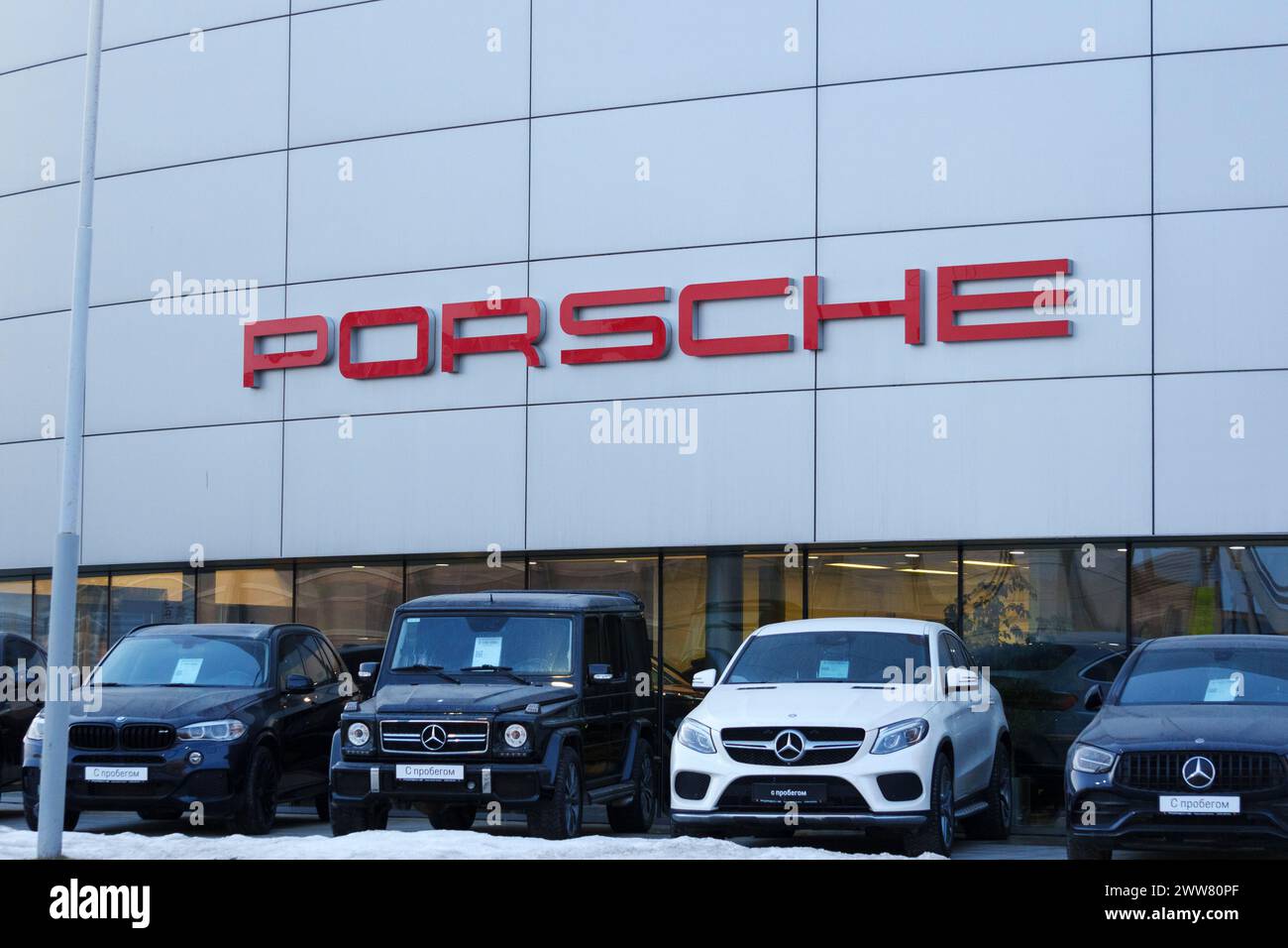 Tyumen, Russland, 18. März 2024: Autos parken in Reihen vor einem Porsche-Händler, in denen verschiedene Modelle und Farben zum Verkauf angeboten werden. Stockfoto