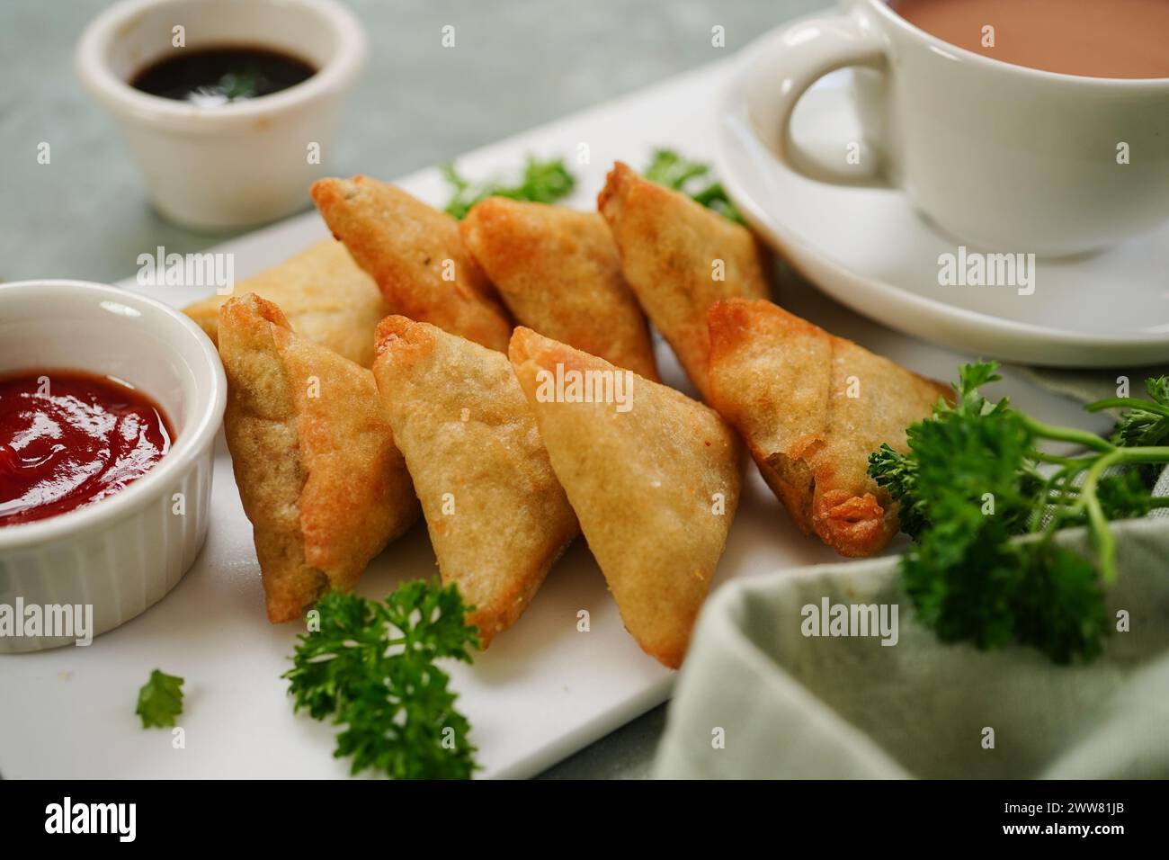 Hausgemachte Mini-Cocktail-Samosa | indische Vorspeise mit Ketchup und Tamarindensauce Stockfoto
