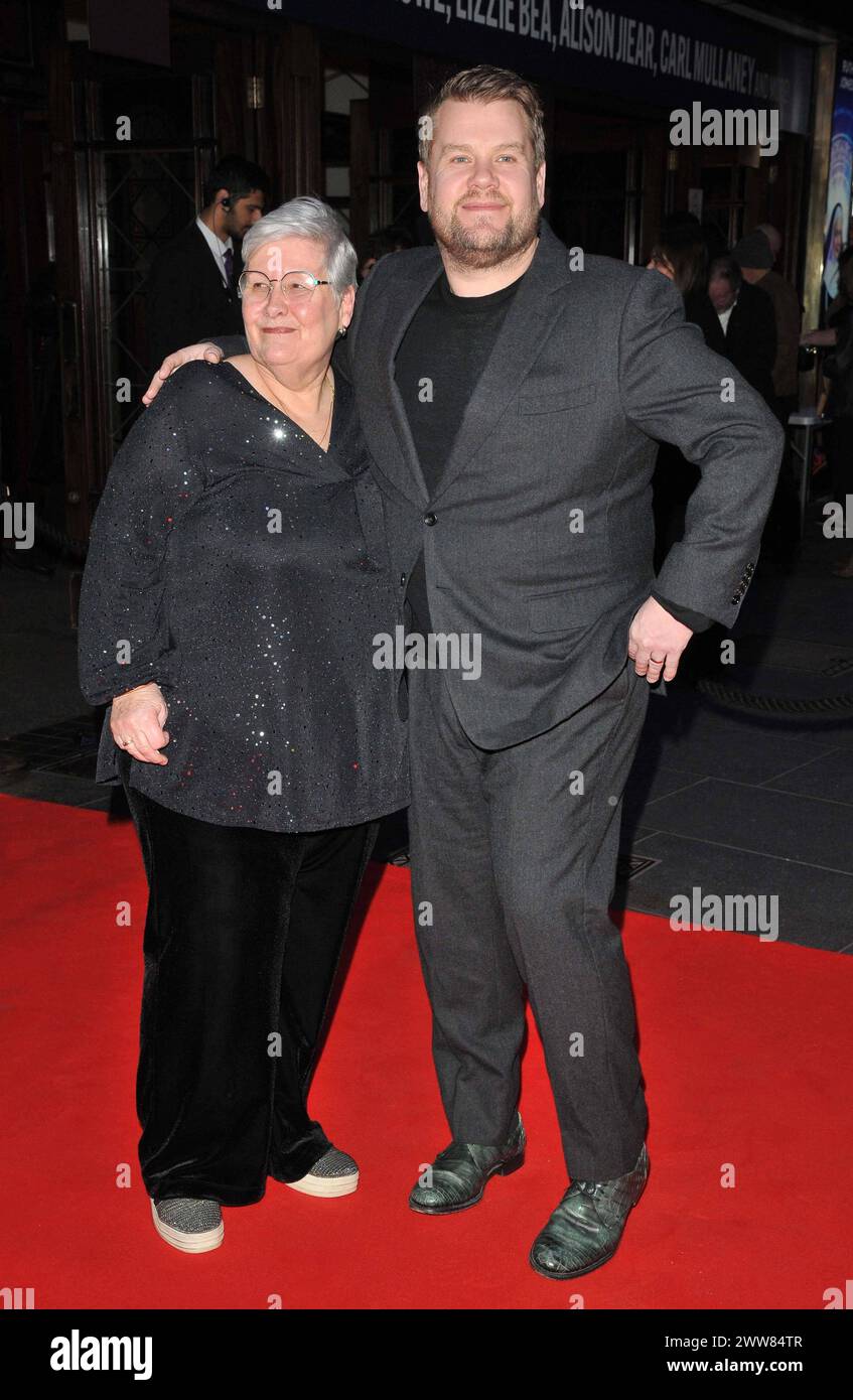 Sister Act Musical Press Night, London James Corden und Mutter Margaret Corden bei der Sister Act Musical Press Night, Dominion Theatre, Tottenham Court Road, am Donnerstag, den 21. März 2024 in London, England, Großbritannien. CAP/CAN/ London Großbritannien Großbritannien Copyright: XCanxNguyen/CapitalxPicturesx Stockfoto