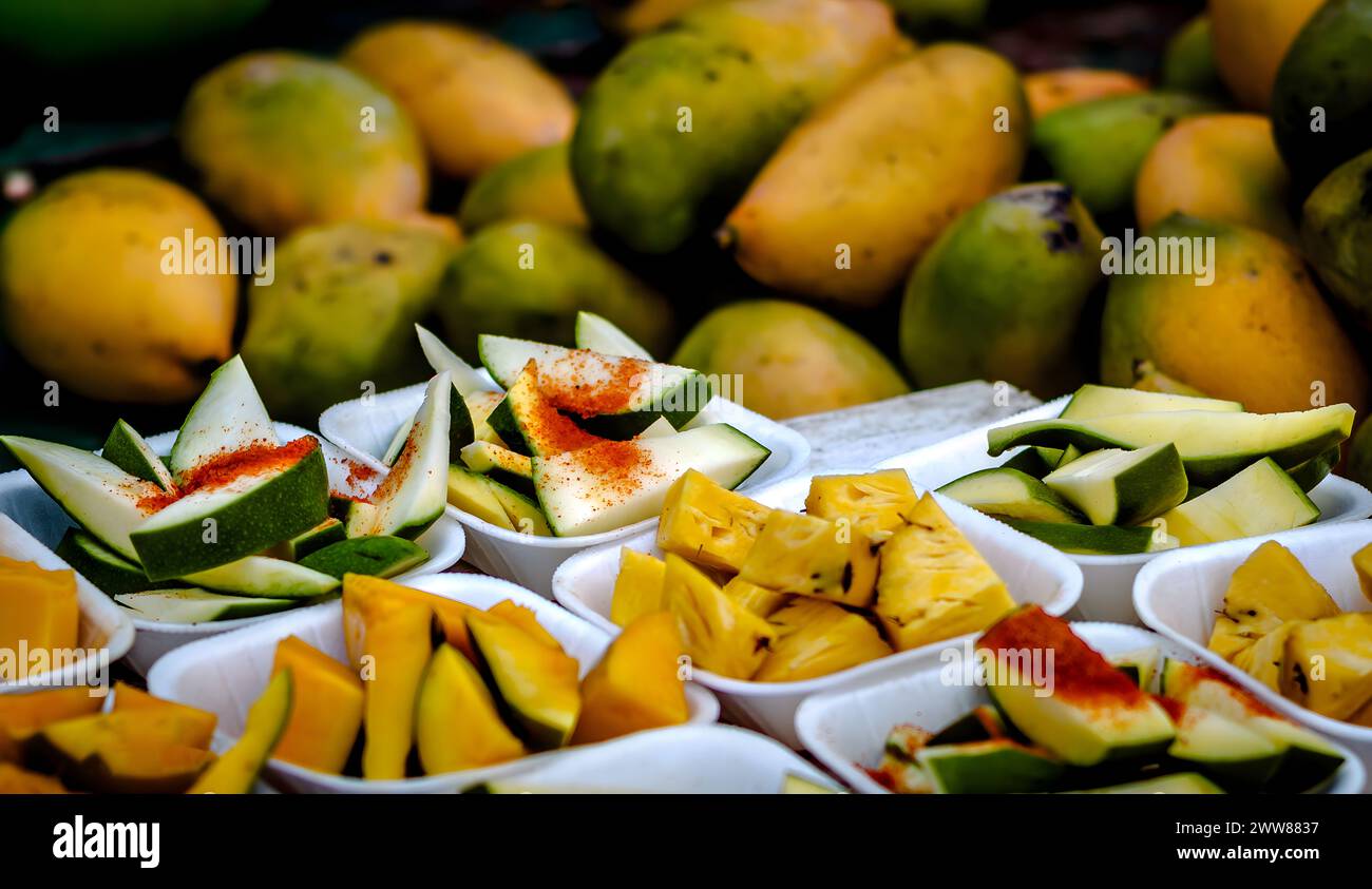 Leckere scharfe Mangos werden an einem kleinen, bunten Verkaufsstand in Kanyakumari, Indien, verkauft. Stockfoto