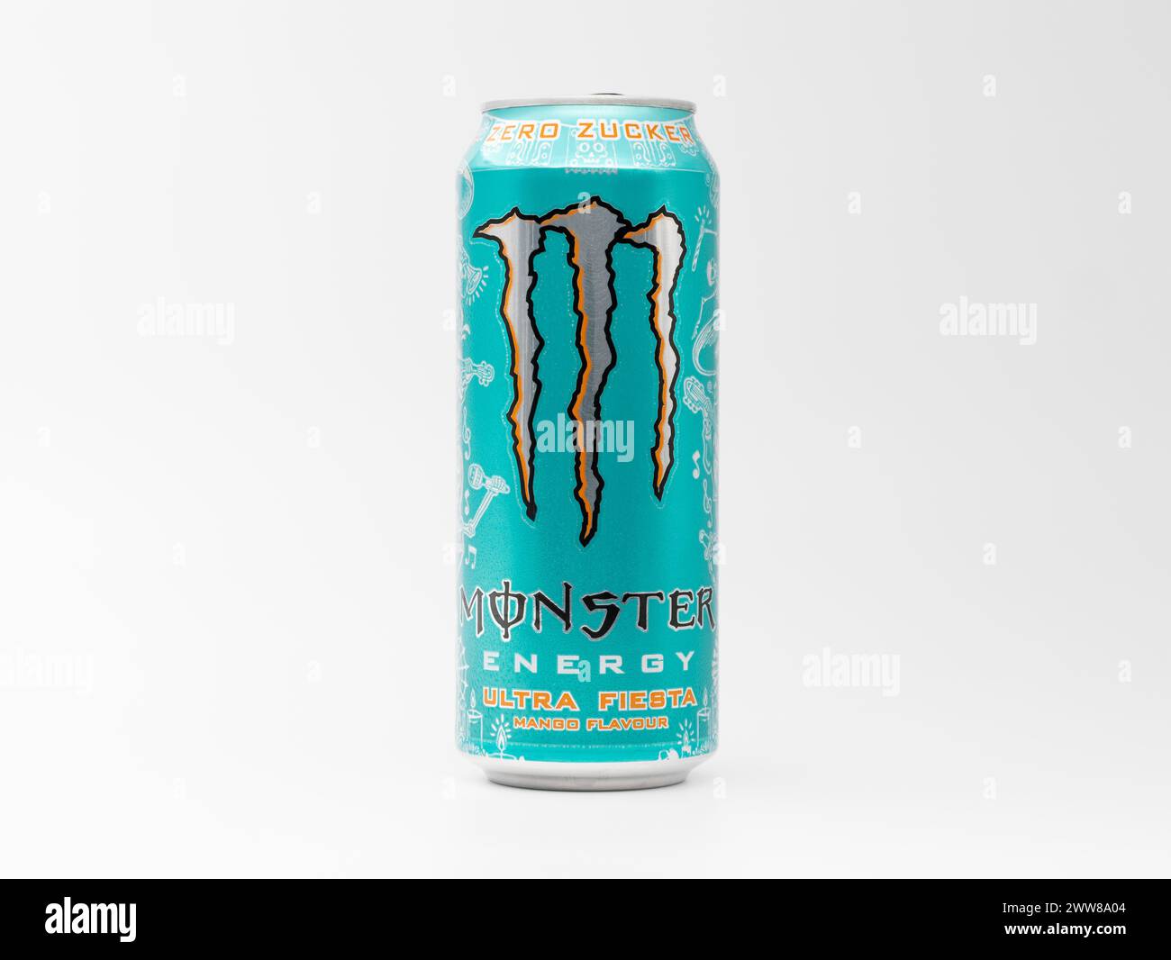 Monster Energy Ultra Fiesta Getränk. Das zuckerfreie Energy Drink befindet sich in einer blauen Dose mit silberner Klaue. Der Mangogeschmack ist kalorienfrei. Stockfoto