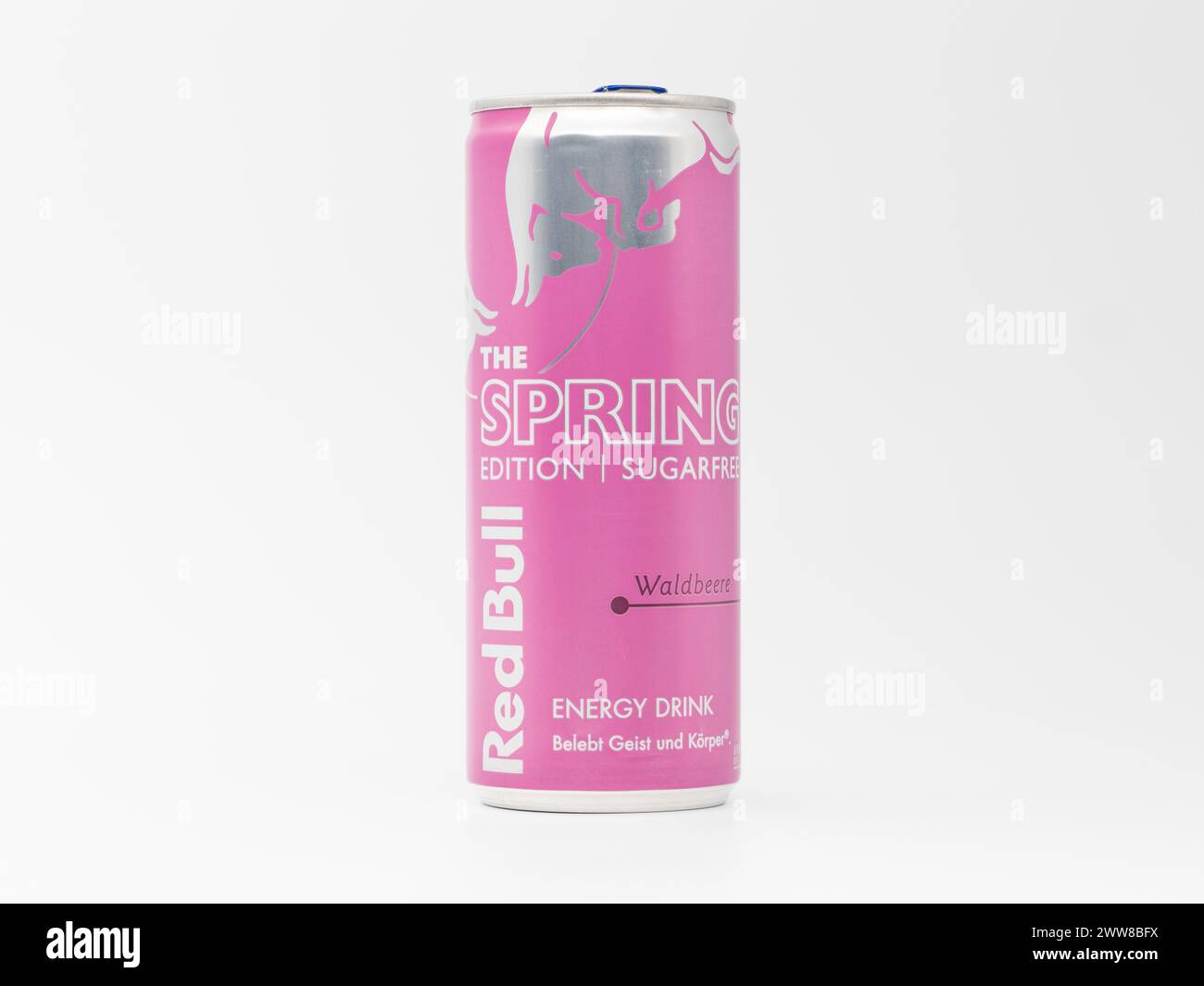 Red Bull Spring Edition Energy Drink. Das Getränk ist zuckerfrei und die Dose ist rosa gefärbt. Der Geschmack ist Waldbeere (Waldbeere) und schmeckt fruchtig Stockfoto