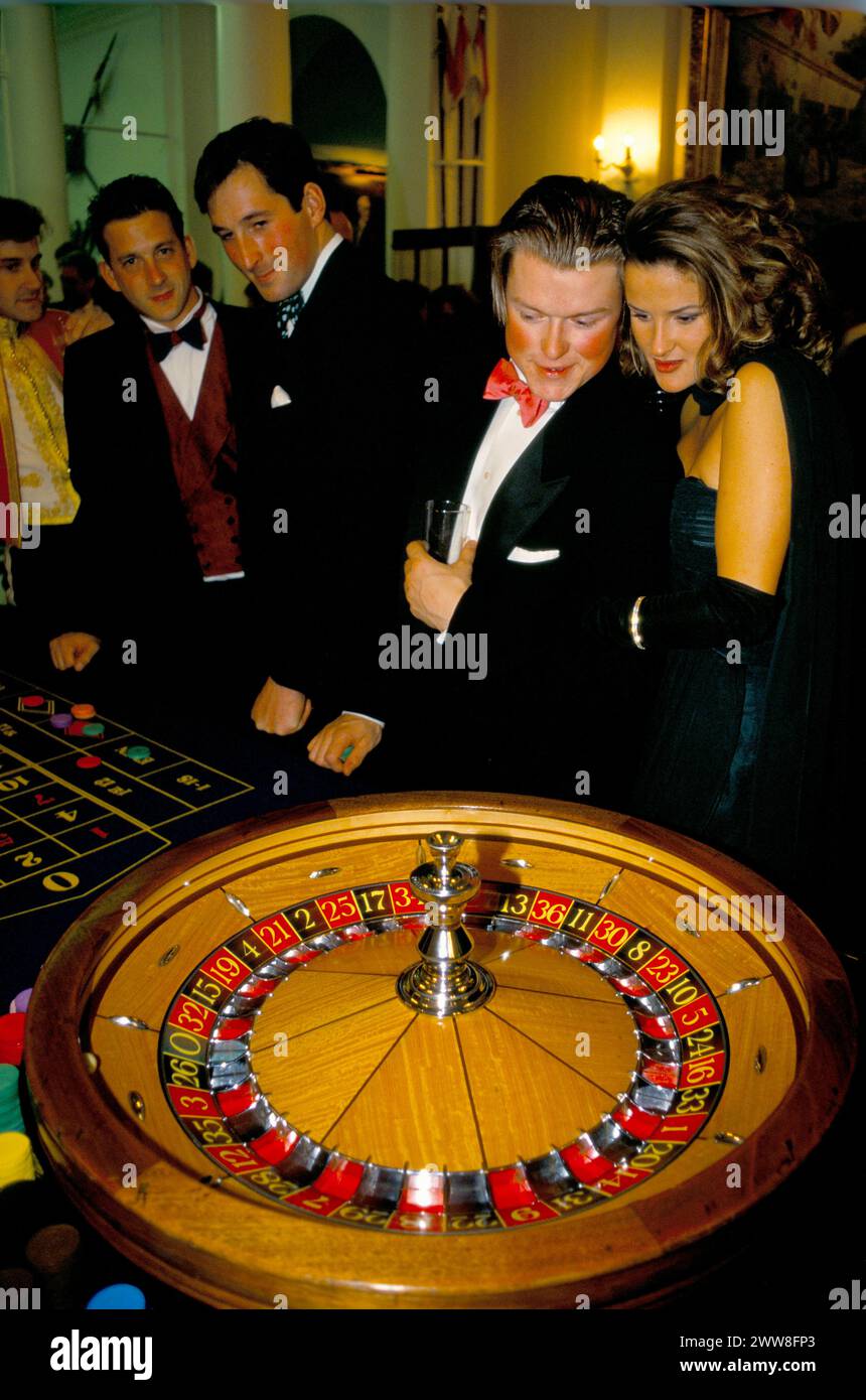 Vorfreude-Paar spielt Roulette auf einer privaten Weihnachtsfeier. Berkshire, England um den 1995. Dezember 1990 HOMER SYKES Stockfoto