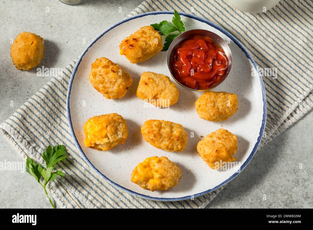 Frittierte Makkaroni und Käsebeiße mit Ketchup zum Dippen Stockfoto