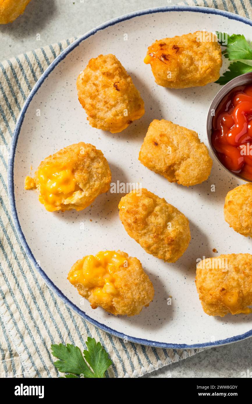 Frittierte Makkaroni und Käsebeiße mit Ketchup zum Dippen Stockfoto