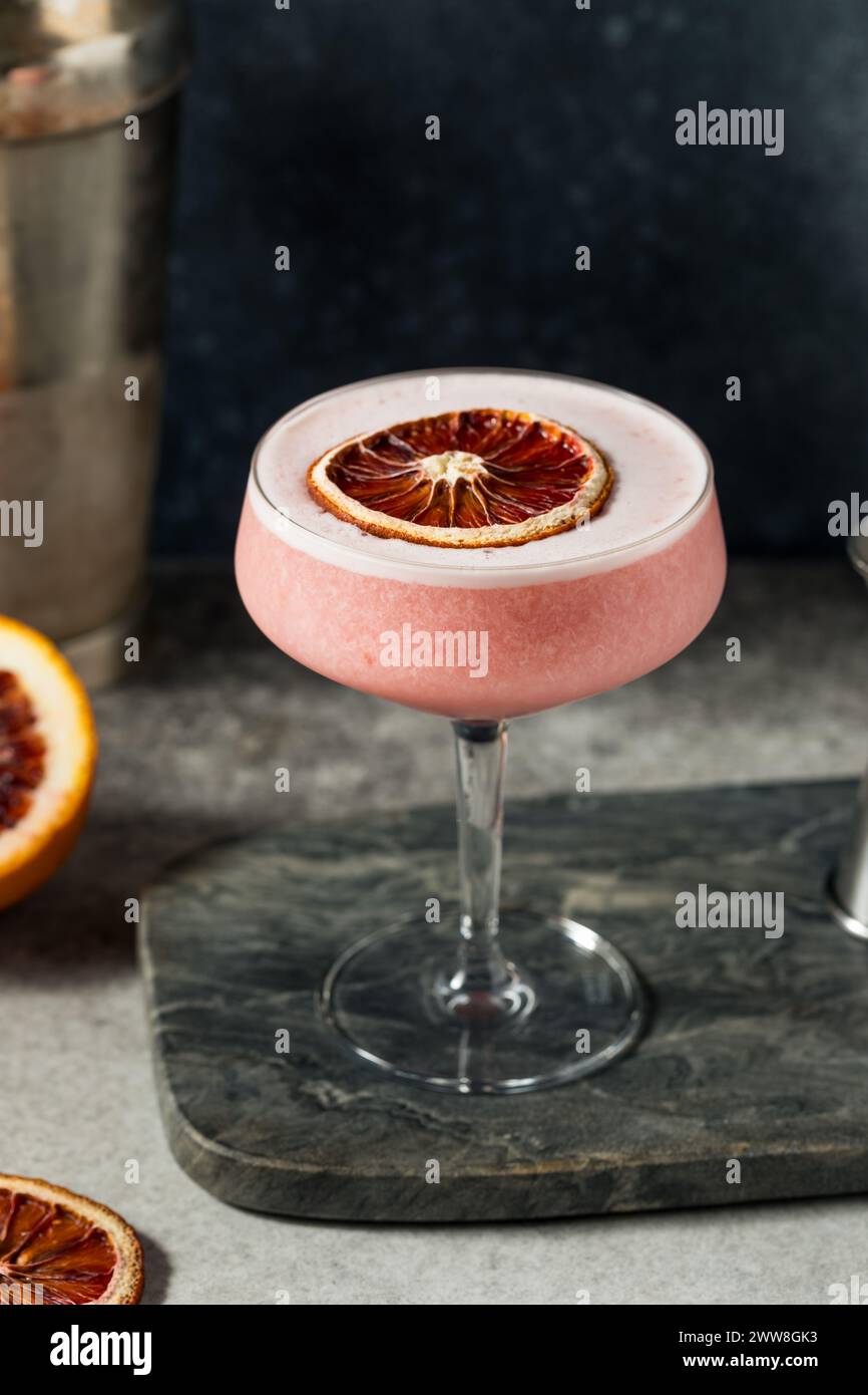 Heißer schaumiger Blood Orange Sour Cocktail mit Gin Stockfoto