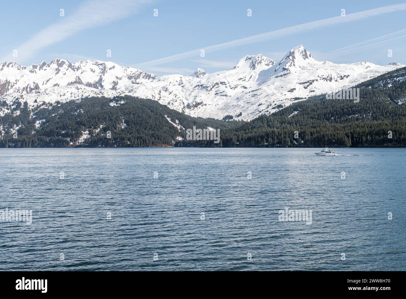 Kleines Boot umgeben von Bergen am Ende des Port Valdez Inlet, Alaska, USA Stockfoto