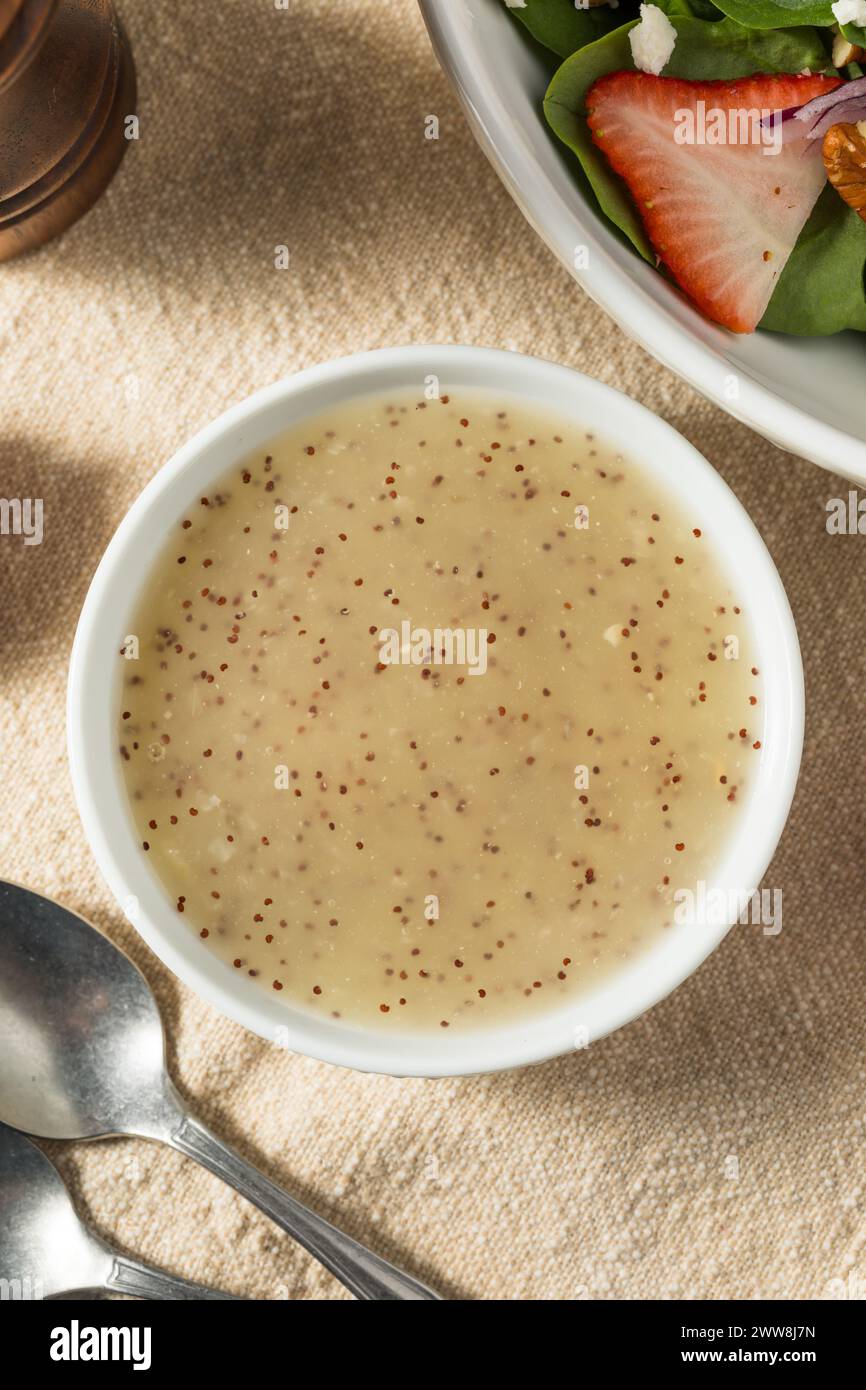 Hausgemachtes gesundes Mohndressing für einen grünen Salat Stockfoto