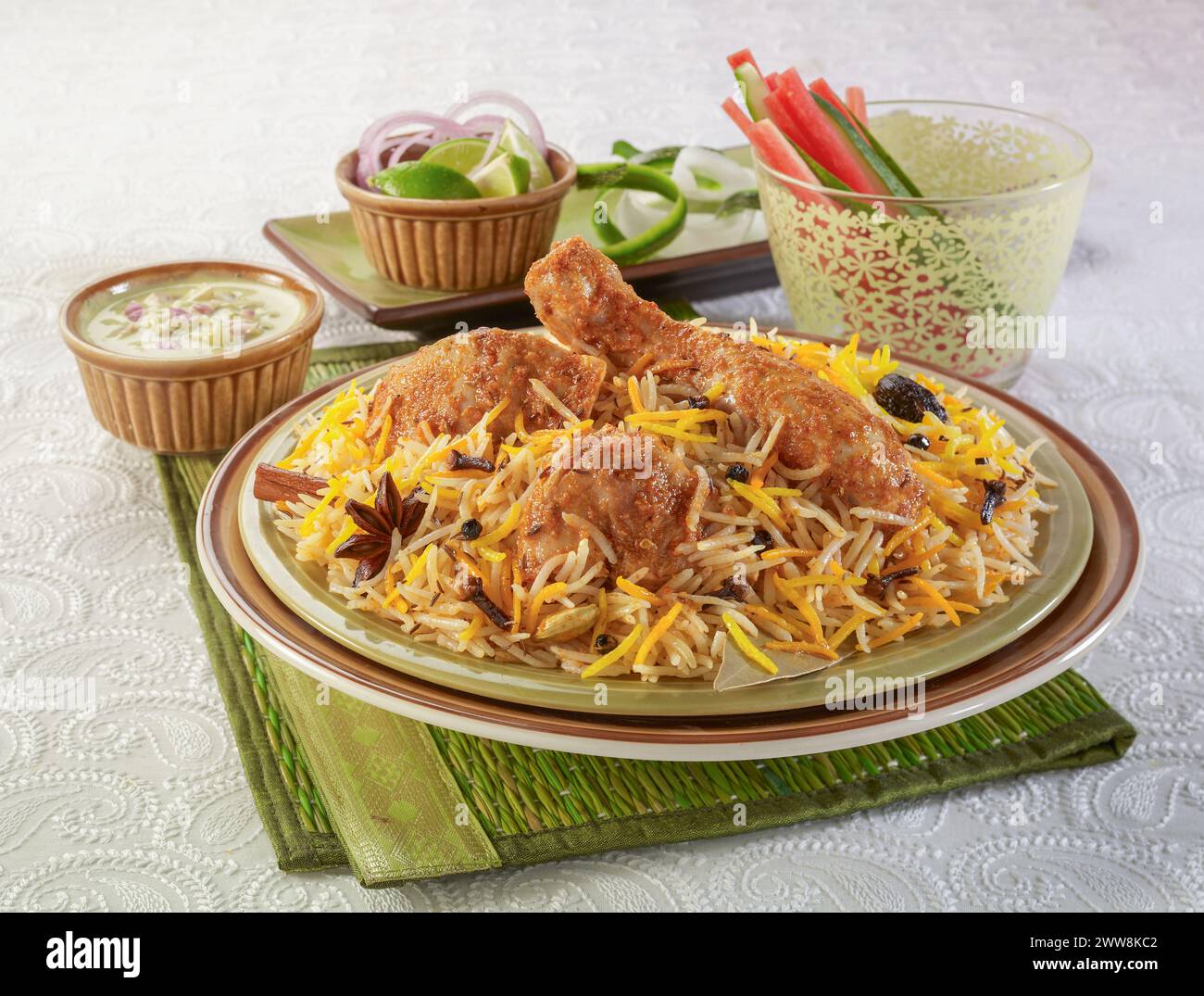 Hühnchen Biryani ist ein super leckeres Essen, das zweifellos am berühmtesten in Pakistan, Indien, Bangladesch und vielen anderen Ländern ist. Stockfoto