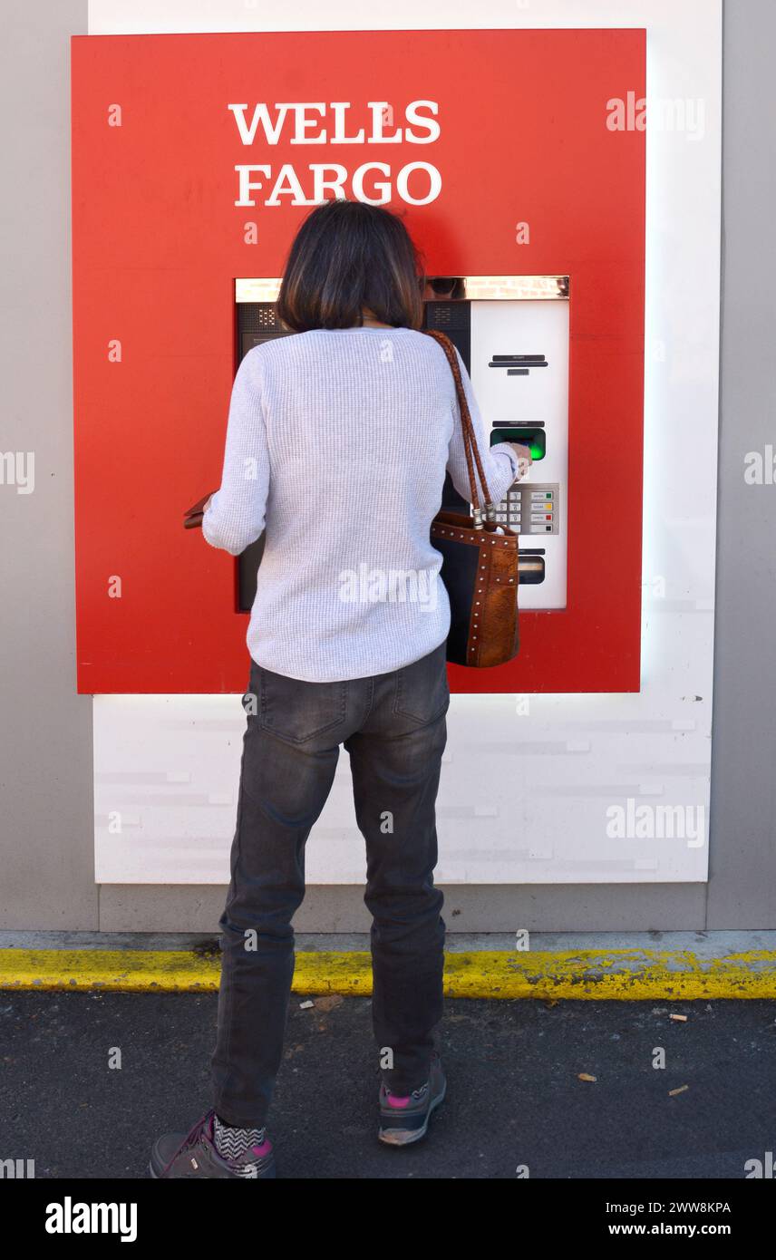 Ein Kunde nutzt einen Geldautomaten bei einer Wells Fargo Bank in Asheville, North Carolina. Stockfoto