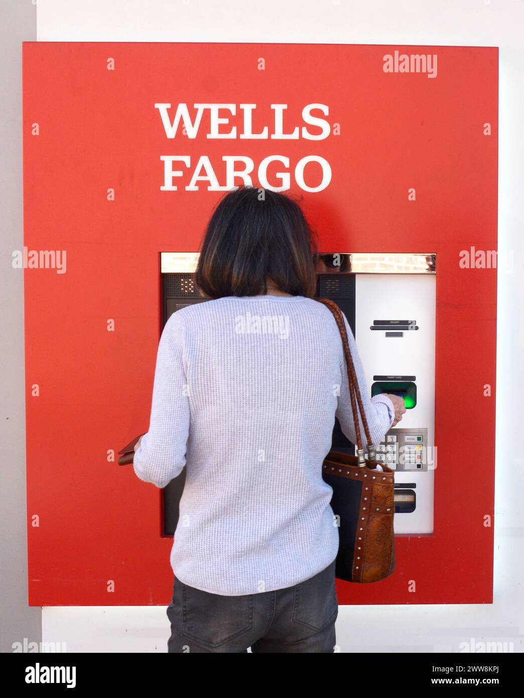 Ein Kunde nutzt einen Geldautomaten bei einer Wells Fargo Bank in Asheville, North Carolina. Stockfoto