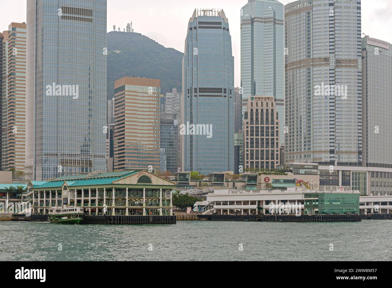 Hongkong, China - 23. April 2017: Central Pier Dock Building Building Structure und IFC Shopping Mall am Victoria Harbour Spring Day. Stockfoto