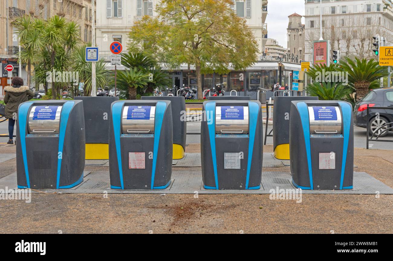 Cannes, Frankreich - 29. Januar 2018: Moderne neue unterirdische Mülltonnen für nicht recycelbare Haushaltsabfälle. Stockfoto