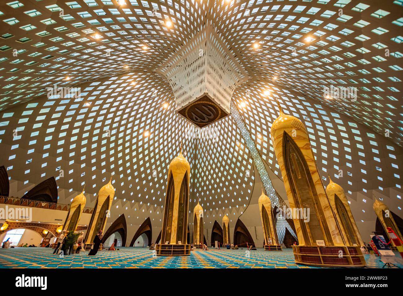 Bandung, Indonesien - 4. November 2023: Innenräume der Großen Moschee von Al Jabbar mit wenigen Gläubigen Stockfoto