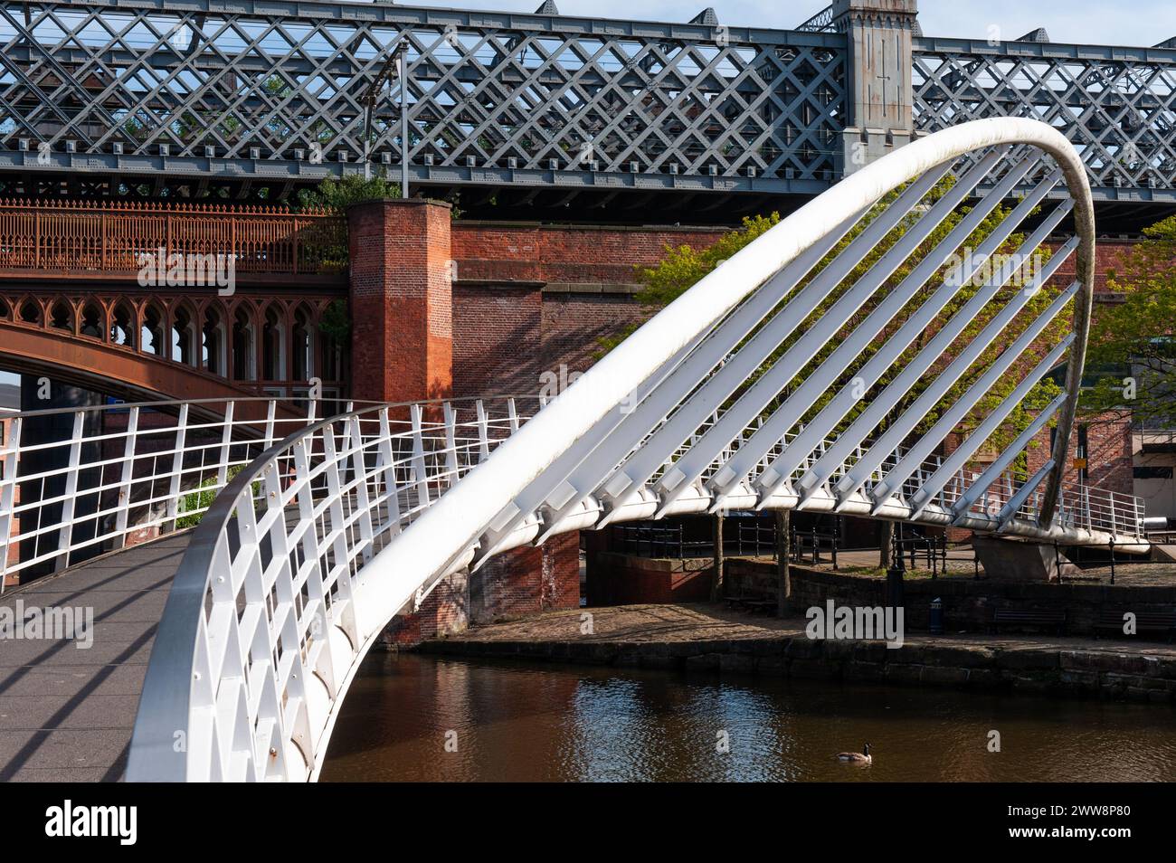 Eine Fußgängerbrücke in der Gegend von Castlefields in Manchester, England, Vereinigtes Königreich Stockfoto