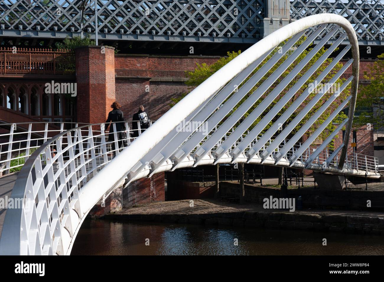 Eine Fußgängerbrücke in der Gegend von Castlefields in Manchester, England, Vereinigtes Königreich Stockfoto